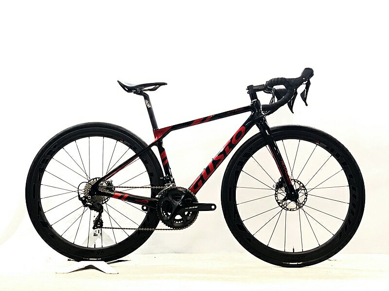 自転車基本情報 商品名 グスト GUSTO レンジャー RANGER DISC ULTRA 105 油圧DISC 2023年 カーボンロードバイク Mサイズ レッド自転車種ロードバイク年式2023年参考価格-フレーム素材カーボンメーカーサイズMサイズ適正身長160~170cm(メーカー推奨)ヘッドチューブ105mm（実寸）シートチューブ395mm（C-T実寸）トップチューブ505mm（C-C実寸）重量8.42kgクランクSHIMANO 105 R7000/170mm変速レバーSHIMANO 105 R7020/2X11速フロントディレイラーSHIMANO 105 R7000リアディレイラーSHIMANO 105 R7000スプロケットSHIMANO 105 R7000ブレーキキャリパーSHIMANO 105 R7070/油圧DISCホイールATTAQUE 45/700X28CステムFSA/90mmハンドルFSA/400mmシートポストCONTROL TECHサドルSELLE ITALIA状態レベル中古：C（使用感あり/キズ、ヨゴレあり）状態説明こちらの自転車は以下の確認を行っております。変速：正常に動作します。ブレーキ：正常に動作します。タイヤ：パンクはしておりません。ホイールにフレが1mmあります。フレーム、その他外観：BB横、チェーンステー、フレームエンドにチェーン落ちキズがあります。STIレバー、クランク、リアディレイラー、シートポスト、ハンドル、フォーク、ダウンチューブ下、左チェーンステーにキズがあります。その他フレームやパーツに傷や擦れ傷、汚れがあり、通常の使用感が感じられる車体です。上記以外の確認とメンテナンスは行っておりません。 付属品：ペダルは付属いたしません。別途ご用意下さい。画像に無いキズや汚れもございます。※ペダルなどの付属品に関しては写真に写っているものですべてとなりますのでご了承ください。商品説明-メーカーGUSTO (グスト)モデル名RANGER DISC ULTRA (レンジャー)商品コードcpt-2608201304-bi-037601768発送元本商品は、「サイクルパラダイス東京　ネット店」より発送いたします。【重要なご案内】ご購入前に必ずお読みください。本商品は通販・配送専用商品です。店頭での商品確認や店頭お渡しができないお品となります。ご質問は、「商品についてのお問い合わせ」欄よりお送りくださいませ。お電話やメールなどで直接頂いたお問い合わせはご返信ができません。また、ご質問の内容によってはご返答できない場合がございます。予めご了承下さい。ご購入後48時間以内のお支払いお手続きをお願いしております。(期限を過ぎますとキャンセルとさせて頂きます。)