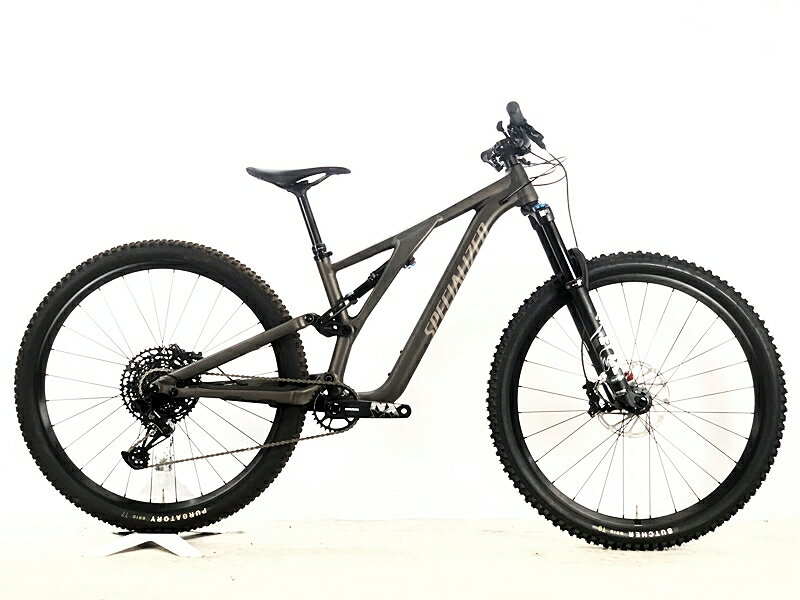 自転車基本情報 商品名 ●未走行品 SPECIALIZED STUMPJUMPER COMP ALLOY 2021年 SRAM NX フルサス 29er マウンテンバイク Boost S2サイズ サテンガンメタル ☆自転車種マウンテンバイク年式2021年参考価格-フレーム素材アルミメーカーサイズS2サイズ適正身長157~173cm(メーカー推奨)ヘッドチューブ100mm（実寸）シートチューブ385mm（C-T実寸）トップチューブ535mm（C-C実寸）重量14.79kgクランクSRAM NX/170mm/30T変速レバーSRAM NX/1X12速フロントディレイラー-リアディレイラーSRAM NXスプロケットSRAM PG-1230/11-50TブレーキキャリパーSRAM G2/油圧DISCホイールSPECIALIZED/29X2.3ステムSPECIALIZED/40mmハンドルSPECIALIZED/780mmシートポストX-FUSION manicドロッパーポストサドルSPECIALIZED BRIDGE状態レベル中古：S（ほぼ新品・新古未使用品）状態説明こちらの自転車は以下の確認を行っております。変速：正常に動作します。ブレーキ：正常に動作します。タイヤ：パンクはしておりません。未走行車体ですが、リアタイヤにのみ土汚れがあります。フレーム、その他外観：リアタイヤにのみ土汚れがあります。その他フレームやパーツに保管に伴う小キズやスレキズ、薄い汚れ程度はありますが、未走行の超美品車体です。上記以外の確認とメンテナンスは行っておりません。 付属品：ペダルは付属いたしません。別途ご用意下さい。画像に無いキズや汚れもございます。※ペダルなどの付属品に関しては写真に写っているものですべてとなりますのでご了承ください。商品説明-メーカーSPECIALIZED (スペシャライズド)モデル名STUMPJUMPER COMP ALLOY (スタンプジャンパーコンプアロイ)商品コードcpt-2609041704-bi-037600048発送元本商品は、「サイクルパラダイス東京　ネット店」より発送いたします。【重要なご案内】ご購入前に必ずお読みください。本商品は通販・配送専用商品です。店頭での商品確認や店頭お渡しができないお品となります。ご質問は、「商品についてのお問い合わせ」欄よりお送りくださいませ。お電話やメールなどで直接頂いたお問い合わせはご返信ができません。また、ご質問の内容によってはご返答できない場合がございます。予めご了承下さい。ご購入後48時間以内のお支払いお手続きをお願いしております。(期限を過ぎますとキャンセルとさせて頂きます。)