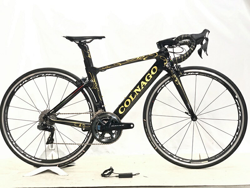 自転車基本情報 商品名 コルナゴ COLNAGO コンセプト CONCEPT ART DECOR DURA-ACE 2017年 カーボンロードバイク 420sサイズ ブラック自転車種ロードバイク年式2017年参考価格-フレーム素材カーボンメーカーサイズ420sサイズ適正身長155~165cm(あくまで目安です)ヘッドチューブ120mm（実寸）シートチューブ420mm（C-T実寸）トップチューブ505mm（C-C実寸）重量7.44kgクランクSHIMANO DURA-ACE R9100/170mm 52-36T変速レバーSHIMANO DURA-ACE R9150/2x11速フロントディレイラーSHIMANO DURA-ACE R9150リアディレイラーSHIMANO DURA-ACE R9150スプロケットSHIMANO DURA-ACE R9100/11-30TブレーキキャリパーSHIMANO DURA-ACE R9100ホイールFULCRUM RACING QUATTRO LG/700x25cステム不明/100mmハンドル不明/440mmシートポストCOLNAGOサドルFIZIK ARIONE R3状態レベル中古：C（使用感あり/キズ、ヨゴレあり）状態説明こちらの自転車は以下の確認を行っております。変速：正常に動作します。ブレーキ：正常に動作します。タイヤ：パンクはしておりません。フレーム、その他外観：各部スレキズ、一部小キズ、フォーク上部、シートステー、リアエンドにキズがあります。パーツ各部に小キズ、STIレバー、クランク、リアディレイラー、ハンドルステム、シートポストにキズがあります。ハンドルとステムは再塗装されています。その他フレームやパーツにもキズや汚れがあり、通常の使用感が感じられる車体です。上記以外の確認とメンテナンスは行っておりません。 付属品：シマノDi2充電器が付属します。ペダルは付属いたしません。別途ご用意下さい。画像に無いキズや汚れもございます。※出品後に店頭にて展示しておりますので展示キズがございます。※ペダルなどの付属品に関しては写真に写っているものですべてとなりますのでご了承ください。商品説明-メーカーCOLNAGO (コルナゴ)モデル名CONCEPT ART DECOR (コンセプト)商品コードcpt-2609042202-bi-037600721発送元本商品は、「サイクルパラダイス東京　ネット店」より発送いたします。【重要なご案内】ご購入前に必ずお読みください。本商品は通販・配送専用商品です。店頭での商品確認や店頭お渡しができないお品となります。ご質問は、「商品についてのお問い合わせ」欄よりお送りくださいませ。お電話やメールなどで直接頂いたお問い合わせはご返信ができません。また、ご質問の内容によってはご返答できない場合がございます。予めご了承下さい。ご購入後48時間以内のお支払いお手続きをお願いしております。(期限を過ぎますとキャンセルとさせて頂きます。)