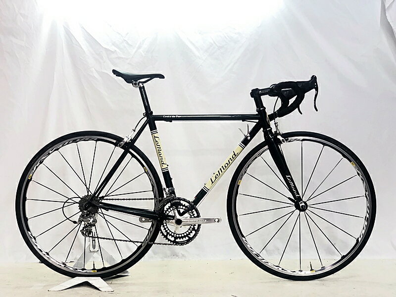 自転車基本情報 商品名 レモン LEMOND クロワ ド フェール CROIX DE FER 105 2006年 クロモリ ロードバイク 49サイズ グリーン自転車種ロードバイク年式2006年参考価格-フレーム素材クロモリメーカーサイズ49サイズ適正身長165～175cm(あくまで目安です)ヘッドチューブ85mm（実寸）シートチューブ515mm（C-T実寸）トップチューブ520mm（C-C実寸）重量8.11kgクランクBONTRAGER/170mm変速レバーSHIMANO DURA-ACE SL-7900/2x10速フロントディレイラーSHIMANO 105 5600リアディレイラーSHIMANO 105 5600スプロケットSHIMANO 105 5600ブレーキキャリパーCAMPGNOLO POTENZAホイールMAVIC KSYRIUM ELITE/700x25cステムBONTRAGER/90mmハンドルBONTRAGER/400mmシートポストBONTRAGERサドル不明状態レベル中古：D（強い使用感あり/目立つキズ、ヨゴレ、サビなど）状態説明こちらの自転車は以下の確認を行っております。変速：正常に動作します。ブレーキ：正常に動作します。タイヤ：パンクはしておりません。フレーム、その他外観：各部にキズ、サビがあります。パーツ全体にキズ、ボルト類、一部パーツにサビ、汚れがあります。サドル破れ、中央部がサイドから見て凹みがあります。フォーク、フレーム、パーツ全般にキズやスレ、汚れや小サビがあり、使用感が感じられる車体です。上記以外の確認とメンテナンスは行っておりません。 付属品：ペダルは付属いたしません。別途ご用意下さい。画像に無いキズや汚れもございます。※出品後に店頭にて展示しておりますので展示キズがございます。※ペダルなどの付属品に関しては写真に写っているものですべてとなりますのでご了承ください。商品説明-メーカーLEMOND (レモン)モデル名CROIX DE FER (クロワ ド フェール)商品コードcpt-2609072201-bi-037606096発送元本商品は、「サイクルパラダイス東京　ネット店」より発送いたします。【重要なご案内】ご購入前に必ずお読みください。本商品は通販・配送専用商品です。店頭での商品確認や店頭お渡しができないお品となります。ご質問は、「商品についてのお問い合わせ」欄よりお送りくださいませ。お電話やメールなどで直接頂いたお問い合わせはご返信ができません。また、ご質問の内容によってはご返答できない場合がございます。予めご了承下さい。ご購入後48時間以内のお支払いお手続きをお願いしております。(期限を過ぎますとキャンセルとさせて頂きます。)