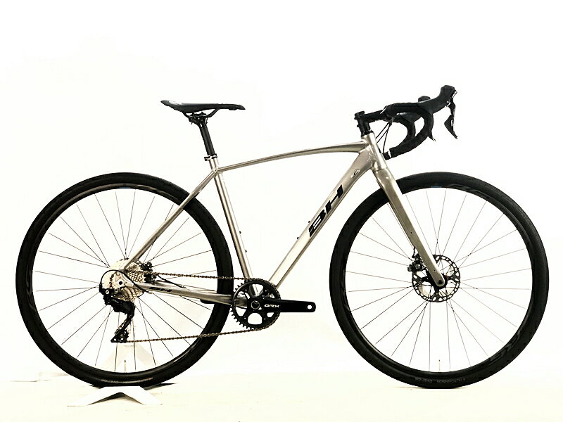 自転車基本情報 商品名 ビーエイチ BH グラベルX GRAVEL X ALU 1.0 105 機械式DISC 2024年 グラベルロード ロードバイク SMサイズ シルバー ☆自転車種ロードバイク年式2024年参考価格-フレーム素材アルミメーカーサイズSMサイズ適正身長160~170cm(あくまで目安です)ヘッドチューブ120mm（実寸）シートチューブ500mm（C-T実寸）トップチューブ510mm（C-C実寸）重量9.74kgクランクSHIMANO GRX RX810/172.5mm変速レバーSHIMANO 105 R7000/1×11速フロントディレイラー-リアディレイラーSHIMANO 105スプロケットSHIMANOブレーキキャリパーSHIMANO/機械式DISCホイールSHIMANO RS171/700X38CステムBH SL/90mmハンドルBH LIGHT COMPACT/400mmシートポストBH LIGHTサドルselle san marco Monza状態レベル中古：B（使用感少な目/小キズ、ヨゴレ少々）状態説明こちらの自転車は以下の確認を行っております。変速：正常に動作します。ブレーキ：正常に動作します。右ブレーキレバーが後輪動作、左ブレーキレバーが前輪動作の海外仕様で組まれています。タイヤ：パンクはしておりません。フレーム、その他外観：シートポストがカットされており、BBセンターからサドル座面までMAX約770mmです。その他フレームやパーツにスレキズや薄い汚れはありますが、全体的に使用感の少ない美品車体です。上記以外の確認とメンテナンスは行っておりません。 付属品：ペダルは付属いたしません。別途ご用意下さい。画像に無いキズや汚れもございます。※ペダルなどの付属品に関しては写真に写っているものですべてとなりますのでご了承ください。商品説明-メーカーBH (ビーエイチ)モデル名GRAVEL X ALU 1.0 (グラベルX)商品コードcpt-2609081704-bi-037600068発送元本商品は、「サイクルパラダイス東京　ネット店」より発送いたします。【重要なご案内】ご購入前に必ずお読みください。本商品は通販・配送専用商品です。店頭での商品確認や店頭お渡しができないお品となります。ご質問は、「商品についてのお問い合わせ」欄よりお送りくださいませ。お電話やメールなどで直接頂いたお問い合わせはご返信ができません。また、ご質問の内容によってはご返答できない場合がございます。予めご了承下さい。ご購入後48時間以内のお支払いお手続きをお願いしております。(期限を過ぎますとキャンセルとさせて頂きます。)