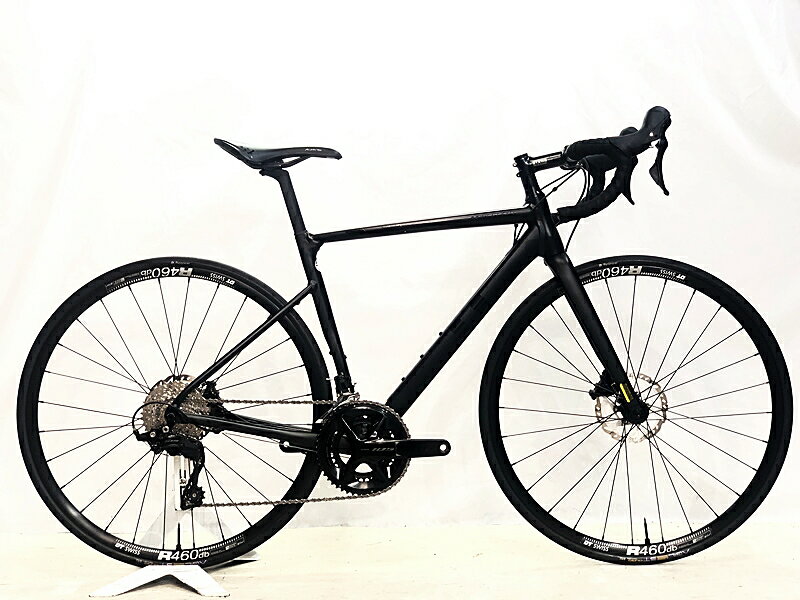 自転車基本情報 商品名 キャノンデール CANNONDALE キャド CAAD13 DISC 105 2024年 ロードバイク 51サイズ ブラック自転車種ロードバイク年式2024年参考価格-フレーム素材アルミメーカーサイズ51サイズ適正身長165～175cm(あくまで目安です)ヘッドチューブ130mm（実寸）シートチューブ481mm（C-T実寸）トップチューブ520mm（C-C実寸）重量8.6kgクランクSHIMANO 105 R7100/170mm変速レバーSHIMANO 105 R7120/2x12速フロントディレイラーSHIMANO 105リアディレイラーSHIMANO 105 R7100スプロケットSHIMANO HG710ブレーキキャリパーSHIMANO 105 R7170ホイールDT SWISS R460dbステムDIXNA/100mmハンドルCANNONDALE/410mmシートポストCANNONDALEサドルFIZIK状態レベル中古：D（強い使用感あり/目立つキズ、ヨゴレ、サビなど）状態説明こちらの自転車は以下の確認を行っております。変速：正常に動作します。ブレーキ：正常に動作します。タイヤ：パンクはしておりません。フレーム、その他外観：チェーンステーにチェーン落ち小キズ、シートステー、トップチューブにキズ、各部に小キズ、スレキズがあります。 パーツ各部にキズ、一部汚れ、フロントディレイラー、STIレバー、一部パーツにサビがあります。※フリーボディの使用感が強くベアリングの抵抗音が強くします。 フレーム、パーツ全般にキズやスレ、汚れや小サビがあり、使用感が感じられる車体です。上記以外の確認とメンテナンスは行っておりません。 付属品：ペダルは付属いたしません。別途ご用意下さい。画像に無いキズや汚れもございます。※出品後に店頭にて展示しておりますので展示キズがございます。※ペダルなどの付属品に関しては写真に写っているものですべてとなりますのでご了承ください。商品説明-メーカーCANNONDALE (キャノンデール)モデル名CAAD13 DISC (キャド)商品コードcpt-2609082202-bi-037602215発送元本商品は、「サイクルパラダイス東京　ネット店」より発送いたします。【重要なご案内】ご購入前に必ずお読みください。本商品は通販・配送専用商品です。店頭での商品確認や店頭お渡しができないお品となります。ご質問は、「商品についてのお問い合わせ」欄よりお送りくださいませ。お電話やメールなどで直接頂いたお問い合わせはご返信ができません。また、ご質問の内容によってはご返答できない場合がございます。予めご了承下さい。ご購入後48時間以内のお支払いお手続きをお願いしております。(期限を過ぎますとキャンセルとさせて頂きます。)