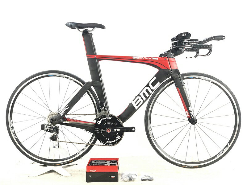 自転車基本情報 商品名 ●美品 BMC タイムマシン TIMEMACHINE TM01 RED 2015年 TT トライアスロン カーボン ロードバイク MLサイズ レッド ☆自転車種ロードバイク年式2015年参考価格-フレーム素材カーボンメーカーサイズMLサイズ適正身長175~185cm(あくまで目安です)ヘッドチューブ約120mm（実寸）シートチューブ540mm（C-T実寸）トップチューブ約520mm（C-C実寸）重量8.62kgクランクROTOR 3D+/170mm 53-39T変速レバーSRAM eTAP/2x11速フロントディレイラーSRAM REDリアディレイラーSRAM REDスプロケットSHIMANO ULTEGRA 6800/12-25TブレーキキャリパーBMCホイールSHIMANO RS100/700x23cステムBMC/約110mmハンドル3T/380mmシートポストBMCサドルISM PL1.1状態レベル中古：B（使用感少な目/小キズ、ヨゴレ少々）状態説明こちらの自転車は以下の確認を行っております。変速：正常に動作します。ブレーキ：正常に動作します。タイヤ：パンクはしておりません。フレーム、その他外観：フレームエンド、クイックレバー、シートポストにキズがあります。バーテープが劣化しています。その他フレームやパーツにも細かいキズや薄い汚れはありますが、全体的に使用感の少ない美品車体です。上記以外の確認とメンテナンスは行っておりません。 付属品：eTAP充電器、スペーサー ※ペダルは付属いたしません。別途ご用意下さい。画像に無いキズや汚れもございます。※ペダルなどの付属品に関しては写真に写っているものですべてとなりますのでご了承ください。商品説明0メーカーBMC (-)モデル名TIMEMACHINE TM01 (タイムマシン)商品コードcpt-2609086802-bi-037600158発送元本商品は、「サイクルパラダイス東京　ネット店」より発送いたします。【重要なご案内】ご購入前に必ずお読みください。本商品は通販・配送専用商品です。店頭での商品確認や店頭お渡しができないお品となります。ご質問は、「商品についてのお問い合わせ」欄よりお送りくださいませ。お電話やメールなどで直接頂いたお問い合わせはご返信ができません。また、ご質問の内容によってはご返答できない場合がございます。予めご了承下さい。ご購入後48時間以内のお支払いお手続きをお願いしております。(期限を過ぎますとキャンセルとさせて頂きます。)