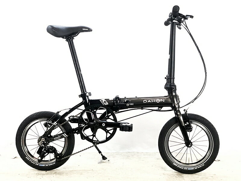 自転車基本情報 商品名 美品 ダホン DAHON K3 2020年 3段変速 フォールディングバイク 折り畳み自転車 14インチ ガンメタ / ブラック 自転車種ミニベロ・小径車年式2020年参考価格-フレーム素材アルミメーカーサイズ14インチ適正身長142~180cm(メーカー推奨)ヘッドチューブ85mm（実寸）シートチューブ200mm（C-T実寸）トップチューブ510mm（C-C実寸）重量9.22kgクランク純正/170mm変速レバー純正/170mm/1X3速フロントディレイラー-リアディレイラー純正スプロケット純正ブレーキキャリパーTEKTRO/Vブレーキホイール純正/14X2.0ステム純正ハンドル純正/540mmシートポスト純正サドルTIOGA Acentia状態レベル中古：B（使用感少な目/小キズ、ヨゴレ少々）状態説明こちらの自転車は以下の確認を行っております。変速：正常に動作します。ブレーキ：正常に動作します。タイヤ：パンクはしておりません。フレーム、その他外観：チェーンステー、フロントフォーク、クランク、シートポスト、スタンドにキズがあります。その他フレームやパーツにスレキズや薄い汚れはありますが、全体的に使用感の少ない美品車体です。上記以外の確認とメンテナンスは行っておりません。 付属品：左右折り畳み式ペダルが付属します。画像に無いキズや汚れもございます。※ペダルなどの付属品に関しては写真に写っているものですべてとなりますのでご了承ください。商品説明-メーカーDAHON (ダホン)モデル名K3 (-)商品コードcpt-2609111704-bi-037600407発送元本商品は、「サイクルパラダイス東京　ネット店」より発送いたします。【重要なご案内】ご購入前に必ずお読みください。本商品は通販・配送専用商品です。店頭での商品確認や店頭お渡しができないお品となります。ご質問は、「商品についてのお問い合わせ」欄よりお送りくださいませ。お電話やメールなどで直接頂いたお問い合わせはご返信ができません。また、ご質問の内容によってはご返答できない場合がございます。予めご了承下さい。ご購入後48時間以内のお支払いお手続きをお願いしております。(期限を過ぎますとキャンセルとさせて頂きます。)
