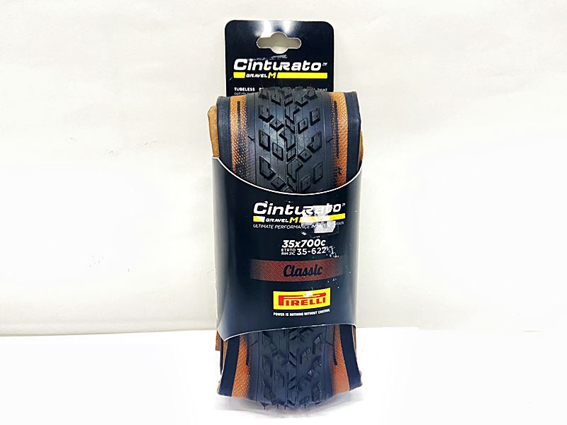 自転車基本情報 商品名 未使用品 ピレリ PIRELLI チントゥラート CINTURATO GRAVEL CLASSIC M TLR 700x35c チューブレスレディ商品種類タイヤ参考価格-重量-状態レベル中古：S（ほぼ新品・新古未使用品）状態説明こちらのお品物は店頭、倉庫などで長期間保管されていたお品物となります。 お届け後は速やかに状態の確認をお願いいたします。不良があった場合、お届け日含めて7日以内にご連絡頂いた場合のみ、ご返品、ご返金の対応をさせていただきます。 代替品のご用意はいたしかねますのでご了承ください。保管に伴う小傷や擦れ傷、薄い汚れ程度はありますが、未使用の超美品商品です。 付属品は写真に写っているものが全てとなります。商品説明未使用品 ピレリ PIRELLI チントゥラート CINTURATO GRAVEL CLASSIC M TLR 700x35c チューブレスレディメーカーPIRELLI (ピレリ)モデル・型番CINTURATO GRAVEL CLASSIC M (チントゥラート グラベル)商品コードcps-2607140916-pa-037602078発送元本商品は、「サイクルパラダイス東京　ネット店」より発送いたします。【重要なご案内】ご購入前に必ずお読みください。本商品は通販・配送専用商品です。店頭での商品確認や店頭お渡しができないお品となります。ご質問は、「商品についてのお問い合わせ」欄よりお送りくださいませ。お電話やメールなどで直接頂いたお問い合わせはご返信ができません。また、ご質問の内容によってはご返答できない場合がございます。予めご了承下さい。ご購入後48時間以内のお支払いお手続きをお願いしております。(期限を過ぎますとキャンセルとさせて頂きます。)