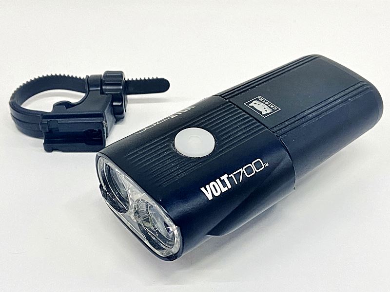 自転車基本情報 商品名 美品 キャットアイ CATEYE ボルト VOLT1700 フロントライト 点灯確認済み商品種類フロントライト参考価格-重量-状態レベル中古：B（使用感少な目/小キズ、ヨゴレ少々）状態説明細かい傷、スレはありますが、大きな傷みのない美品商品です。点灯、充電確認済み。付属品は写真に写っているものが全てとなります。ご承知の上でご検討ください。商品説明美品 キャットアイ CATEYE ボルト VOLT1700 フロントライト 点灯確認済みメーカーCATEYE (キャットアイ)モデル・型番VOLT 1700 (ボルト1700)商品コードcps-2607200902-pa-037683561発送元本商品は、「サイクルパラダイス東京　ネット店」より発送いたします。【重要なご案内】ご購入前に必ずお読みください。本商品は通販・配送専用商品です。店頭での商品確認や店頭お渡しができないお品となります。ご質問は、「商品についてのお問い合わせ」欄よりお送りくださいませ。お電話やメールなどで直接頂いたお問い合わせはご返信ができません。また、ご質問の内容によってはご返答できない場合がございます。予めご了承下さい。ご購入後48時間以内のお支払いお手続きをお願いしております。(期限を過ぎますとキャンセルとさせて頂きます。)