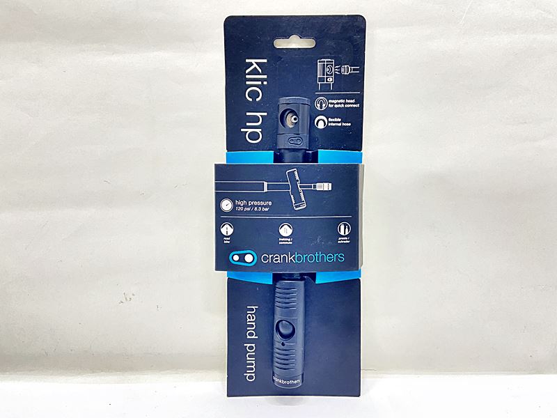 自転車基本情報 商品名 未使用品 クランクブラザーズ CRANK BROTHERS KLIC HP SHORT 空気入れ商品種類空気入れ参考価格-重量-状態レベル中古：S（ほぼ新品・新古未使用品）状態説明未使用の長期保管、展示品です。箱に傷みがあります。付属品は写真に写っているものが全てとなります。ご承知の上でご検討ください。商品説明未使用品 クランクブラザーズ CRANK BROTHERS KLIC HP SHORT 空気入れメーカーCRANK BROTHERS (クランクブラザーズ)モデル・型番KLIC HP SHORT (クリックHP)商品コードcps-2607220909-pa-089074000発送元本商品は、「サイクルパラダイス東京　ネット店」より発送いたします。【重要なご案内】ご購入前に必ずお読みください。本商品は通販・配送専用商品です。店頭での商品確認や店頭お渡しができないお品となります。ご質問は、「商品についてのお問い合わせ」欄よりお送りくださいませ。お電話やメールなどで直接頂いたお問い合わせはご返信ができません。また、ご質問の内容によってはご返答できない場合がございます。予めご了承下さい。ご購入後48時間以内のお支払いお手続きをお願いしております。(期限を過ぎますとキャンセルとさせて頂きます。)