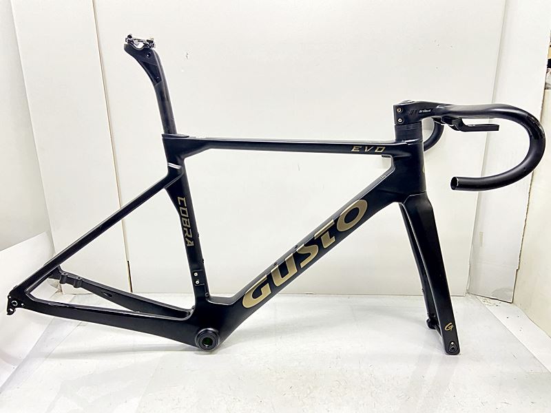 自転車基本情報 商品名 グスト GUSTO コブラエヴォ COBRA EVO DB ロード フレームセット 2024年 Sサイズ カーボン ブラック自転車種フレーム（ロード）年式2024年参考価格-フレーム素材カーボンメーカーサイズSサイズ適正身長160~170cm(あくまで目安です)ヘッドチューブ110mm（実寸）シートチューブ470mm（C-T実寸）トップチューブ515mm（C-C実寸）重量2.38kgクランク-変速レバー-フロントディレイラー-リアディレイラー-スプロケット-ブレーキキャリパー-ホイール-ステムATTAQUE 一体型/90mmハンドルATTAQUE 一体型/390mmシートポストATTAQUE（カット無し）サドル-状態レベル中古：B（使用感少な目/小キズ、ヨゴレ少々）状態説明フォーク、シートステー、チェーンステーにキズ、スレ、タッチアップ跡が見られます。その他フレームやパーツに小傷や擦れ傷、汚れはありますが、上記以外に目立った大きな傷の少ないフレームです。ボトルケージボルト欠品。付属品は画像にある物で全てとなり、画像にないものは付属いたしません。 不足品のご用意、代金補填はいたしかねますので、掲載画像を十分にご確認いただき、ご承知の上でご検討ください。商品説明グスト GUSTO コブラエヴォ COBRA EVO DB ロード フレームセット 2024年 Sサイズ ブラックです。 コラム径：オーバーサイズ コラム残り：82mm BB規格：BB86(PF41)/FSA付属 シートポスト径：27.2mm 対応ブレーキ：DISCブレーキ 対応FD系：直付 エンド幅：100/142 スルーアクスルシャフト径：12mm 対応ホイールサイズ：700C 組付け可能付属品詳細：電動式のみメーカーGUSTO (グスト)モデル名COBRA EVO DB (コブラエヴォ)商品コードcpt-2609080902-fr-037600108発送元本商品は、「サイクルパラダイス東京　ネット店」より発送いたします。【重要なご案内】ご購入前に必ずお読みください。本商品は通販・配送専用商品です。店頭での商品確認や店頭お渡しができないお品となります。ご質問は、「商品についてのお問い合わせ」欄よりお送りくださいませ。お電話やメールなどで直接頂いたお問い合わせはご返信ができません。また、ご質問の内容によってはご返答できない場合がございます。予めご了承下さい。ご購入後48時間以内のお支払いお手続きをお願いしております。(期限を過ぎますとキャンセルとさせて頂きます。)