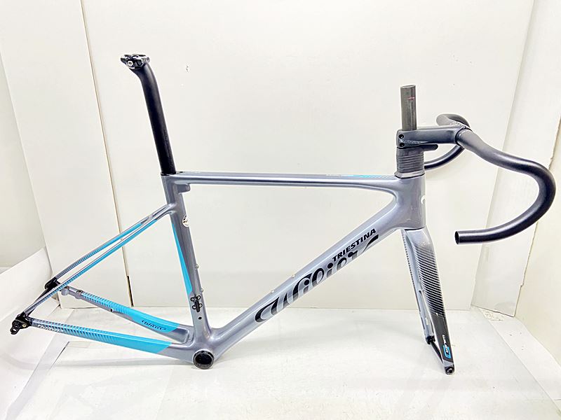 自転車基本情報 商品名 未使用品 ウィリエール WILIER ZERO SL DISC ロード フレームセット 2023年 Sサイズ カーボン 自転車種フレーム（ロード）年式2023年参考価格-フレーム素材カーボンメーカーサイズSサイズ適正身長160~170cm(あくまで目安です)ヘッドチューブ117mm（実寸）シートチューブ460mm（C-T実寸）トップチューブ520mm（C-C実寸）重量2.02kgクランク-変速レバー-フロントディレイラー-リアディレイラー-スプロケット-ブレーキキャリパー-ホイール-ステムRITCHEY/100mmハンドルRITCHEY/400mmシートポスト純正（カット無し）サドル-状態レベル中古：S（ほぼ新品・新古未使用品）状態説明未使用の展示、保管品です。保管に伴う僅かな傷、スレ、汚れ等はご承知の上でご検討ください。付属品は画像にある物で全てとなり、画像にないものは付属いたしません。 不足品のご用意、代金補填はいたしかねますので、掲載画像を十分にご確認いただき、ご承知の上でご検討ください。商品説明未使用品 ウィリエール WILIER ZERO SL DISC ロード フレームセット 2023年 Sサイズです。 コラム径：オーバーサイズ コラム残り：168mm BB規格：BB86(PF41) シートポスト径：専用品付属（カット無し） 対応ブレーキ：DISCブレーキ 対応FD系：直付 エンド幅：100/142 スルーアクスルシャフト径：12mm 対応ホイールサイズ：700C 組付け可能付属品詳細：機械式、電動式どちらもグロメットなしメーカーWILIER (ウィリエール)モデル名ZERO SL DISC (ゼロエスエル)商品コードcpt-2609080903-fr-037600227発送元本商品は、「サイクルパラダイス東京　ネット店」より発送いたします。【重要なご案内】ご購入前に必ずお読みください。本商品は通販・配送専用商品です。店頭での商品確認や店頭お渡しができないお品となります。ご質問は、「商品についてのお問い合わせ」欄よりお送りくださいませ。お電話やメールなどで直接頂いたお問い合わせはご返信ができません。また、ご質問の内容によってはご返答できない場合がございます。予めご了承下さい。ご購入後48時間以内のお支払いお手続きをお願いしております。(期限を過ぎますとキャンセルとさせて頂きます。)