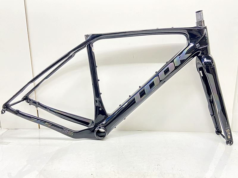 自転車基本情報 商品名 ルック LOOK 765 GRAVEL RS ロード フレームセット 2024年 XSサイズ カーボン ブラック自転車種フレーム（ロード）年式2024年参考価格-フレーム素材カーボンメーカーサイズXSサイズ適正身長158~165cm(あくまで目安です)ヘッドチューブ110mm（実寸）シートチューブ455mm（C-T実寸）トップチューブ495mm（C-C実寸）重量1.88kgクランク-変速レバー-フロントディレイラー-リアディレイラー-スプロケット-ブレーキキャリパー-ホイール-ステム-ハンドル-シートポスト-サドル-状態レベル中古：B（使用感少な目/小キズ、ヨゴレ少々）状態説明左側シートステーにキズ、タッチアップ跡が見られます。その他フレームやパーツに小傷や擦れ傷、汚れはありますが、上記以外に目立った大きな傷の少ないフレームです。付属品は画像にある物で全てとなり、画像にないものは付属いたしません。 不足品のご用意、代金補填はいたしかねますので、掲載画像を十分にご確認いただき、ご承知の上でご検討ください。商品説明ルック LOOK 765 GRAVEL RS ロード フレームセット 2024年 XSサイズ ブラックです。 コラム径：オーバーサイズ コラム残り：60mm BB規格：PF30(BB386EVO) シートポスト径：27.2mm 対応ブレーキ：DISCブレーキ 対応FD系：直付 エンド幅：100/142 スルーアクスルシャフト径：12mm 対応ホイールサイズ：700C 組付け可能付属品詳細：機械式のみメーカーLOOK (ルック)モデル名765 GRAVEL RS (-)商品コードcpt-2609080904-fr-037600044発送元本商品は、「サイクルパラダイス東京　ネット店」より発送いたします。【重要なご案内】ご購入前に必ずお読みください。本商品は通販・配送専用商品です。店頭での商品確認や店頭お渡しができないお品となります。ご質問は、「商品についてのお問い合わせ」欄よりお送りくださいませ。お電話やメールなどで直接頂いたお問い合わせはご返信ができません。また、ご質問の内容によってはご返答できない場合がございます。予めご了承下さい。ご購入後48時間以内のお支払いお手続きをお願いしております。(期限を過ぎますとキャンセルとさせて頂きます。)