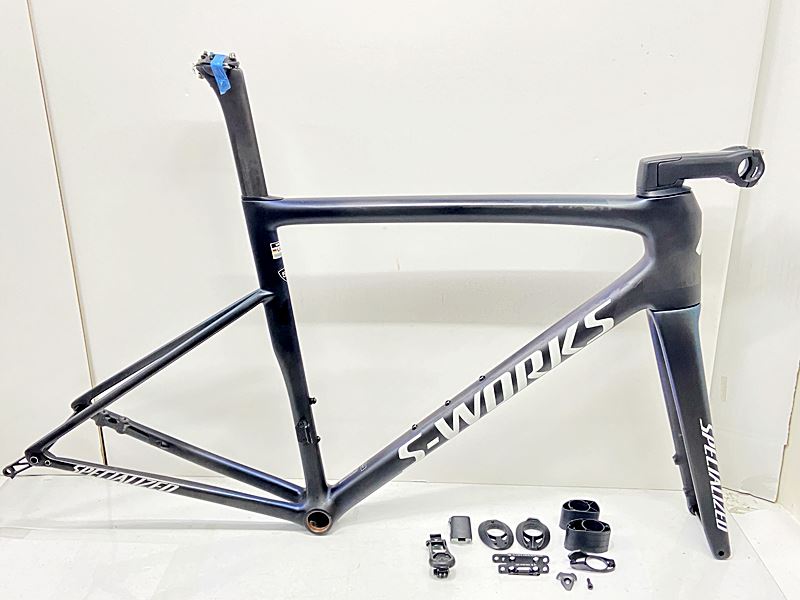 自転車基本情報 商品名 スペシャライズド SPECIALIZED エスワークス S-WORKS TARMAC SL8 ロード フレームセット 2024年 56サイズ カーボン自転車種フレーム（ロード）年式2024年参考価格-フレーム素材カーボンメーカーサイズ56適正身長175~180cm(あくまで目安です)ヘッドチューブ156mm（実寸）シートチューブ495mm（C-T実寸）トップチューブ550mm（C-C実寸）重量1.58kgクランク-変速レバー-フロントディレイラー-リアディレイラー-スプロケット-ブレーキキャリパー-ホイール-ステム純正/110mmハンドル-シートポスト-サドル-状態レベル中古：B（使用感少な目/小キズ、ヨゴレ少々）状態説明チェーンステー、リアエンド付近にチェーン落ちによるキズがあります。その他フレームやパーツに小傷や擦れ傷、汚れはありますが、比較的目立った大きな傷の少ないフレームです。付属品は画像にある物で全てとなり、画像にないものは付属いたしません。 不足品のご用意、代金補填はいたしかねますので、掲載画像を十分にご確認いただき、ご承知の上でご検討ください。商品説明スペシャライズド SPECIALIZED エスワークス S-WORKS TARMAC SL8 ロード フレームセット 2024年 56サイズ です。 コラム径：オーバーサイズ コラム残り：28mm BB規格：JIS(68mm) シートポスト径：専用品付属（カット無し） 対応ブレーキ：DISCブレーキ 対応FD系：直付 エンド幅：100/142 スルーアクスルシャフト径：12mm 対応ホイールサイズ：700C 組付け可能付属品詳細：SRAM e-Tapのみ組付け可能メーカーSPECIALIZED (スペシャライズド)モデル名S-WORKS TARMAC SL8 (エスワークス ターマック)商品コードcpt-2609080906-fr-037601360発送元本商品は、「サイクルパラダイス東京　ネット店」より発送いたします。【重要なご案内】ご購入前に必ずお読みください。本商品は通販・配送専用商品です。店頭での商品確認や店頭お渡しができないお品となります。ご質問は、「商品についてのお問い合わせ」欄よりお送りくださいませ。お電話やメールなどで直接頂いたお問い合わせはご返信ができません。また、ご質問の内容によってはご返答できない場合がございます。予めご了承下さい。ご購入後48時間以内のお支払いお手続きをお願いしております。(期限を過ぎますとキャンセルとさせて頂きます。)