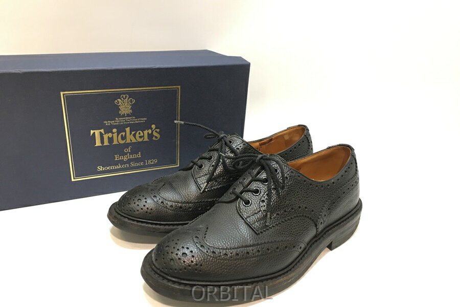 商品詳細タイトル： TRICKER'S トリッカーズ MS633 ウィングチップ カントリーブーツ メンズ UK8 27cm位 ブラック ※使用感 参考価格：-ジャンル:カントリーブーツブランド・モデル：トリッカーズ商品説明：人気ブランド【トリッカーズ】の【カントリーブーツ】が入荷致しました。一点物となりますので、この機会をお見逃しございませんようご検討くださいませ。 ＊バックヤードに保管している場合がございますので、店頭でお手に取りたいという場合にはお気軽にお問い合わせください。商品管理コード:kyd-2308223309-sh-036912030実寸サイズ:アウトソール：約30.5cm 横幅：約11.5cm ソール高さ：約3cmメーカーサイズ:8お品物の素材:-カラー：ブラック状態：中古：C（使用感あり/キズ、ヨゴレあり）状態説明かかとやソールの擦り減りや剥がれ、トゥに薄汚れがみられますが、まだまだご使用いただけます。撮影中の状況により、掲載写真と実物とで色合いの誤差が若干生じる場合がございます。 そのため微細な誤差を理由とする返品交換には対応致しかねますので予めご了承下さい。【中古：C（使用感あり/キズ、ヨゴレあり）】ORBITAL（オービタル）展示店舗ご案内商品のお問い合わせは、「サイト内のお問い合せ欄」や「ご質問フォーム」より、お気軽にご連絡下さい。 店舗案内 代官山店：東京都渋谷区恵比寿西1-33-25（03-5459-1422） 二子玉川店：東京都世田谷区玉川3-6-12（0120-001-615） 経堂店：東京都世田谷区経堂1丁目12-8（03-3428-7110） 通販買取センター：東京都江戸川区 中葛西6-10-15 3階（03-6634-8599）