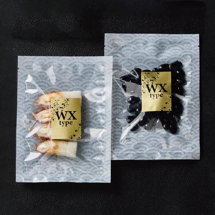 WX typeの三方袋は、シンプルで上品な和柄が特徴の真空袋です。バリア性に優れ、脱酸素剤とガス充填を併用することで、食品の保存性を高めます。オモテ面が透明なので、内容物をしっかりと見せることができ、冷凍保存や真空パックにも対応しています。厚み0.075mmのこのポリ袋は、食品の鮮度を保ちながら美しく見せることができるため、プロフェッショナルな仕上がりを求める方に最適です。 形状 三方袋 商品名 WX type サイズ W130mm×H160mmW140mm×H200mmW160mm×H240mmW200mm×H260mm 素材 ONY#15 //LLDPE#60 重量(g) 3.1〜8.0 ※モニター発色の具合により、実物とは色合いが異なる場合がございます。