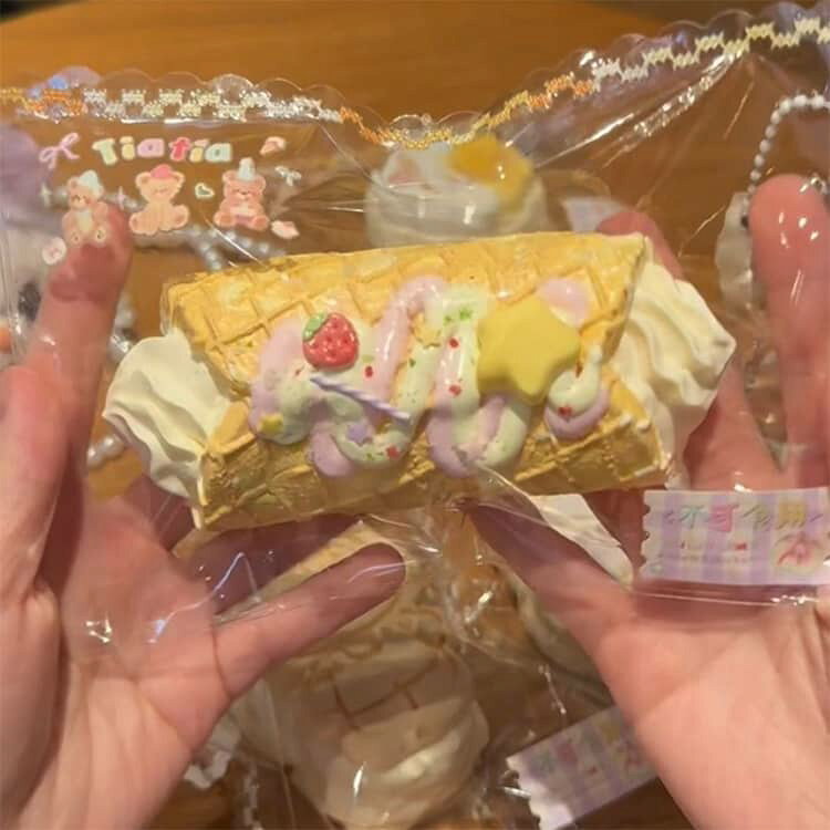 スクイーズ お菓子 生クリームワッフル 袋のまま もちもち ワッフル カンノーリ スイーツ もちとろスクイーズ 袋 ケーキスクイーズ もちとろスクイーズ パウチ クリーム 柔らかい とろふわ ケース 水感 粘着 粘土 泥感 シリコーン ねっとり かわいい 韓国 SNS vexia-10000107 VEXIA サンプル画像3