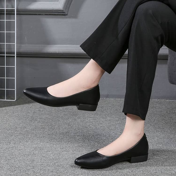 パンプス ビジネスシューズ 疲れにくい 防水 2.5cmヒール オールシーズン履ける 仕事用 女性 黒 ローヒール 撥水 オフィス ブラック 静音設計 合皮 柔らかい 履きやすい パンプス 立ち仕事 通勤 冠婚葬祭 vexia-10005650 VEXIA サンプル画像3