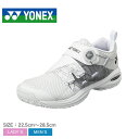 《アイテム名》 ヨネックス テニスシューズ YONEX メンズ レディース パワークッションコンフォート ワイド ダイヤル5 GC SHTCWD5G 《ブランドヒストリー》 1958年、創業者・米山稔が木製品の製造販売を行う米山製作所を創業。 67年ヨネヤマラケット、74年ヨネックススポーツと改称し、 82年に現社名のヨネックスになりました。バドミントンやテニス用品を主力に圧倒的なシェアを誇り、現在ではゴルフ・サッカーなど幅広いスポーツ事業に力を入れています。 《アイテム説明》 ヨネックスより「パワークッションコンフォート ワイド ダイヤル5 GC」です。新構造BOAフィットシステムでミリ単位のフィッティングを実現するクッションモデル。・パワークッション プラス衝撃吸収性と反発性を併せ持つ衝撃吸収反発素材「パワークッション」がさらに進化。素材や形状の研究を重ね、従来の軽量性を維持しながら、衝撃吸収性28％アップ・反発性62％アップ（一般的な衝撃吸収材EVAとの比較）を実現し、12mの高さから落とした生卵が、割れずに6m以上跳ね返る（※ヨネックス（株）調べ）新衝撃吸収反発素材。・アクティブシークエンス構造レースが折り返す箇所を増やし足全体のフィット感を向上。・BOAフィットシステム最も過酷な状況下でもパフォーマンスを発揮するよう設計された微調節可能な精密フィットを提供します。微調節可能なダイヤル、強靭で軽量なレース、低摩擦のレースガイドという三つの不可欠な要素で構成され、精密なフィットを可能とします。・ラウンドソール R7アウトソール外周全体に3種類の丸み（10／7／5）を持たせ、自然な着地と蹴り出しが可能。※数字が大きいほど、ソール外側の丸みが大きく、安定性重視。特許第4958505号・フェザーバウンスフォーム軽量素材ハイパーフェザーライトをベースに反発性を 約20％向上させた※軽くて弾む新素材。※ヨネックス調べ・トウアシストシェイプ親指の圧迫感を解消したつま先設計とし、かつ、中足部とかかと部のサポート性を高めることで、シューズ内の足のズレを抑え、パワーロスのない素早いフットワークを実現。・デュラブルスキンライトゴムのような弾力性と硬質プラスチックのような強靭さを併せ持つP.U.素材。フィット性と軽量性を向上。 《カラー名/カラーコード/管理No.》 ホワイト/011/"16178066" メーカー希望小売価格はメーカーサイトに基づいて掲載しています。 製造・入荷時期により、細かい仕様の変更がある場合がございます。上記を予めご理解の上、お買い求め下さいませ。 関連ワード： 靴 シューズ テニス クレーコート クレー 砂入り人工芝 砂入り 人工芝 ミッドカット ダイヤル ダイヤル式 衝撃吸収 スクール サークル 軽量 部活 試合 大会 遠征 運動 スポーツ スポーティ ブランド シンプル date 2024/04/10Item Spec ブランド YONEX ヨネックス アイテム テニスシューズ スタイルNo SHTCWD5G 商品名 パワークッションコンフォート ワイド ダイヤル5 GC 性別 メンズ レディース 原産国 Vietnam 他 素材 アッパー：合成繊維、合成樹脂アウトソール：ゴム底 商品特性1 ワイズ：4E 当店では、スタジオでストロボを使用して撮影しております。商品画像はできる限り実物を再現するよう心掛けておりますが、ご利用のモニターや環境等により、実際の色見と異なる場合がございます。ご理解の上、ご購入いただけますようお願いいたします。