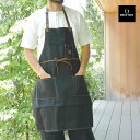 《アイテム名》 ブリクストン エプロン BRIXTON DONE PROPER APRON 05412 《ブランドヒストリー》 2004年カリフォルニアでビンテージやアンティークからの着想を表現したヘッドウェアから始まりました。スケーター、サーファー、バイカーやミュージシャンなど、様々な層から支持を受けています。ブランド名はイングランドのパンク・ロックバンド「THE CLASH」の楽曲”GUNS OF BRIXTON”に由来しています。 《アイテム説明》 ブリクストンより「DONE PROPER APRON」です。3つのポケットを配したエプロン。ユニセックスでお使いいただけるカジュアルなデザインです。毎日の料理時間をおしゃれにします。 《カラー名/カラーコード/管理No.》 ブラックキャンバス/BKCNV/"23779000" こちらの商品は、並行輸入により海外から輸入しております。製造・入荷時期により、細かい仕様の変更がある場合がございます。上記を予めご理解の上、お買い求め下さいませ。 関連ワード： キッチン 台所 料理 シンプル ブランド ストリート カジュアル アウトドア レジャー BBQ バーベキュー おしゃれ date 2022/09/09Item Spec ブランド BRIXTON ブリクストン アイテム エプロン スタイルNo 05412 商品名 DONE PROPER APRON 原産国 USA 他 素材 コットン 100％ 採寸 単位(cm) 身幅 着丈 本体 70 83 ※上記サイズは、実際に同一の商品を採寸した結果です。 商品によっては個体差がありますので誤差がでることが御座いますので参考目安としてご覧下さい。また、測定方法によっても誤差が生じますので、予めご了承ください。 サイズについて詳しくはこちらをご覧下さい。 当店では、スタジオでストロボを使用して撮影しております。商品画像はできる限り実物を再現するよう心掛けておりますが、ご利用のモニターや環境等により、実際の色見と異なる場合がございます。ご理解の上、ご購入いただけますようお願いいたします。