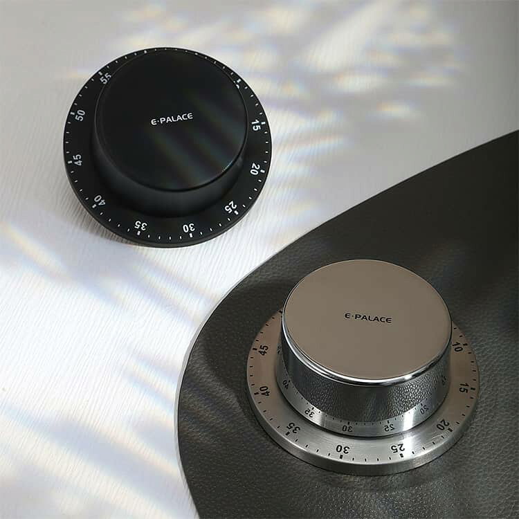 VIBLOのオシャレ おしゃれ ステンレス 電池不要 シルバー マグネット 片手使用 磁石 電池不要 使用中 吸着 簡単 磁気 電池不要 最大設定 55分 アナログ かわいい 強力 片手 高品質 タイマー 簡単操作 かっこいい 冷蔵庫 貼り付け 銀 黒｜アングル3
