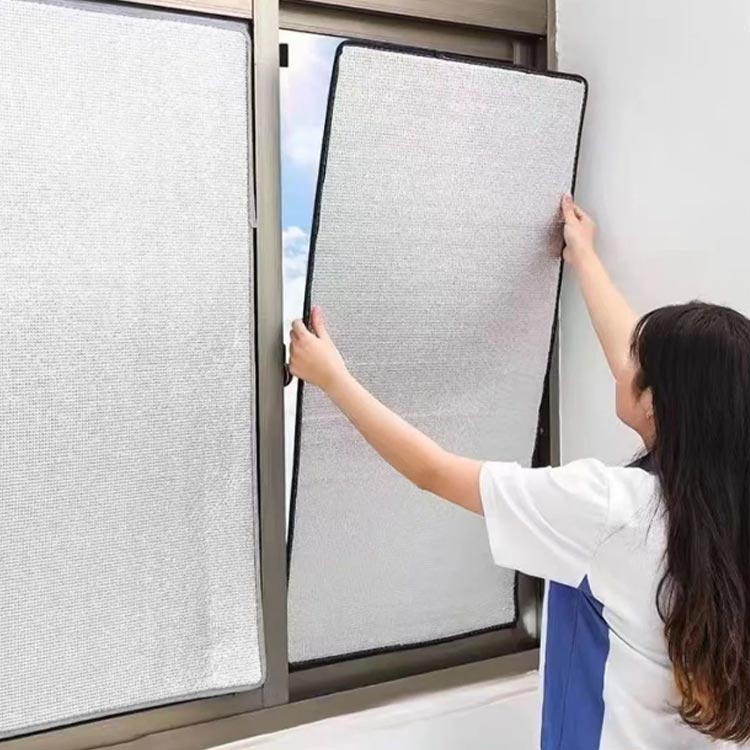 断熱 窓用フィルム アルミシート 断熱シート 冷暖房用 涼しい 断熱ボード 暑さ対策 断熱 吸盤式 窓カーテン はがせる 日除け 寒さ対策 紫外線対策 日差し 節電 省エネ 結露防止 遮光 保温 冷気を防ぐ 冷気ガード 冷気遮断 防風 防寒 [2]