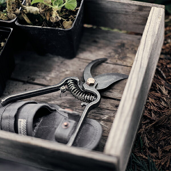 ベアーボーンズリビング Barebones Living メタルプルーナー