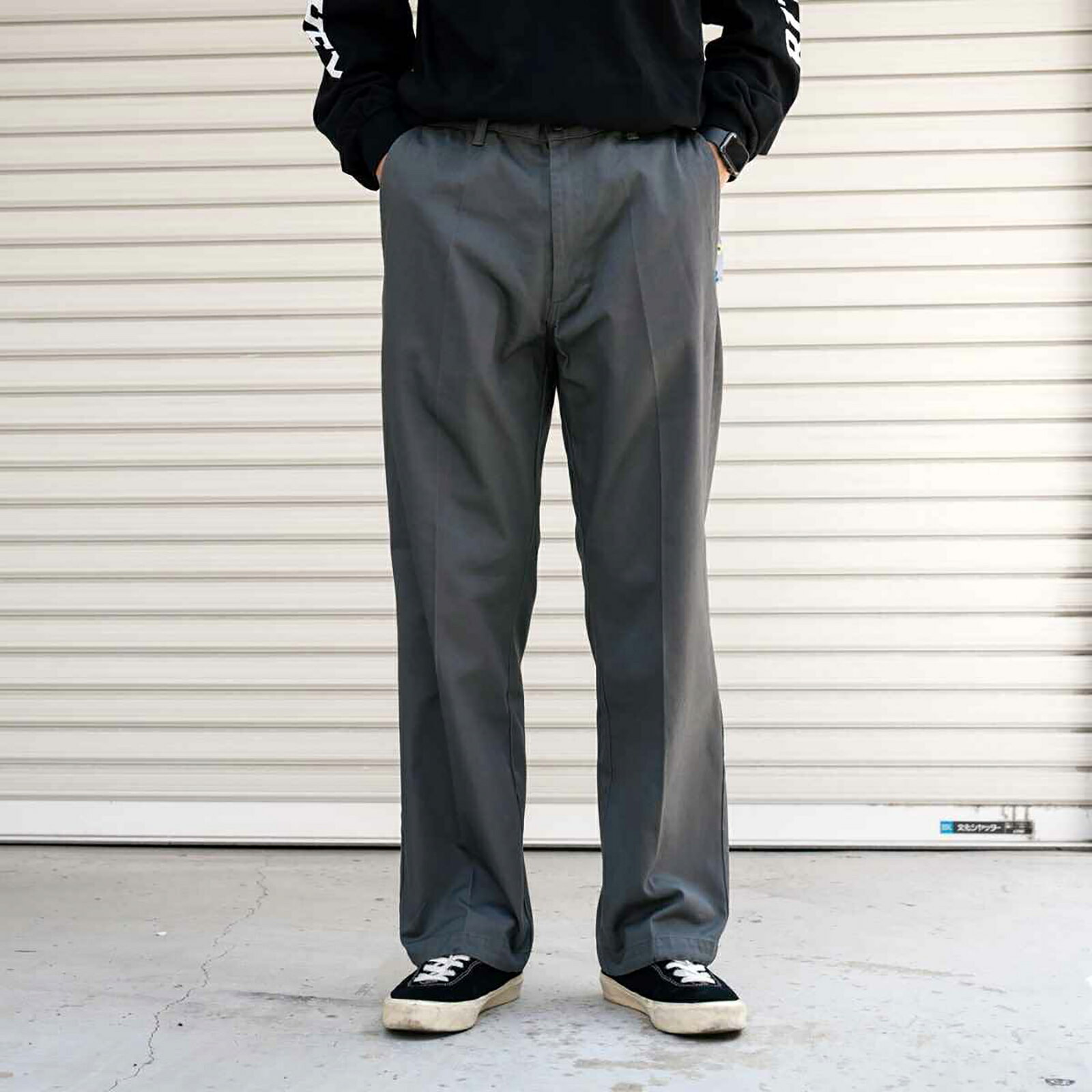 BLUE LUG[ブルーラグ]bike pants Regular charcoal 商品説明 BLUE LUGのBIKE PANTS/バイクパンツ。ウエストと裾にドローコードが入ったデザイン。時間の無い朝の身支度も自転車に乗り出す時も素早く紐を絞るだけ。ガセットクロッチと呼ばれるひし形のマチを股下にこっそりと配置。特に自転車に乗るとき、股上げの助けになってくれます。耐久性のあるコットン100％ 高密度チノクロスを使用。柔らかで素朴な生地感は僕らの好きな鉄製の自転車と同じように、日常によく馴染んでくれます。ウエスト4サイズ、レングス2サイズと豊富なサイズをご用意しました。普遍的なトラウザー型で自転車も仕事もデートにも。つい選んでしまう普通さを大切に。BLUE LUGらしく、便利やちょうど良いを大事に作ったパンツです。 素材：コットン（高密度チノクロス）100% Sサイズ / ウエスト：76cm、股上：28cm、内股線（Regular）：70cm、内股線（Long）：75cm、裾幅：22cm、わたり：31cm、ヒップ：97cm Mサイズ / ウエスト：81cm、股上：29cm、内股線（Regular）：72cm、内股線（Long）：77cm、裾幅：23cmわたり、：33cm、ヒップ：102cm Lサイズ / ウエスト：86cm、股上：30cm、内股線（Regular）：74cm、内股線（Long）：79cm、裾幅：24cm、わたり：34cm、ヒップ：107cm XLサイズ / ウエスト：91cm、股上：31cm、内股線（Regular）：77cm、内股線（Long）：82cm、裾幅：25cm、わたり：36cm、ヒップ：112cm 関連商品ラインナップ BRAND BLUE LUG / ブルーラグ ブルーラグは日常の中で乗れる自転車を中心に・ピスト・シクロクロス・ロードバイク・マウンテンバイク・ツーリングバイクなどあらゆる自転車 パーツ アパレル バッグ 雑貨を世界一豊富に展開。自転車乗りのセンスとアイデアを取り入れたオリジナルアイテムも人気。 商品一覧を見る >>