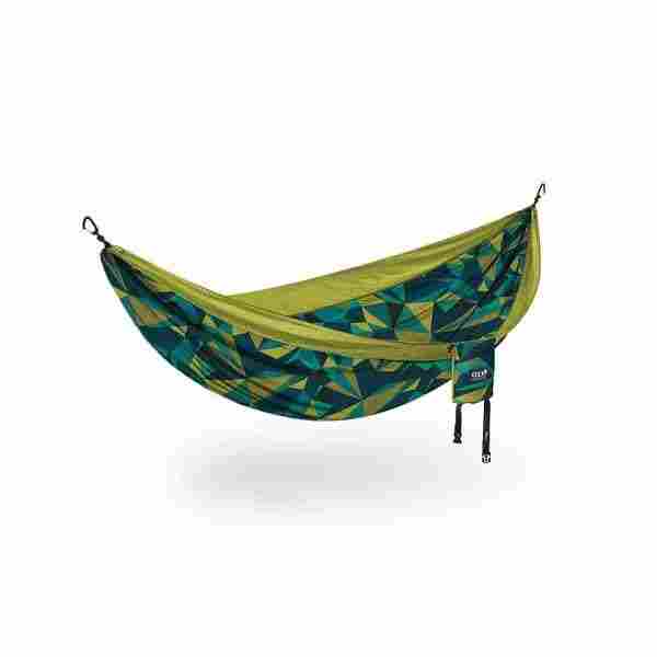 eno[イノー]DoubleNest Print 商品説明 ベストセラーのDoubleNest Hammock Printsがリニューアルしました！ 広々としたサイズは非常に快適で、2人で腰かけるのはもちろんですが、1人でのご使用にもオススメです。 キャンプ場やフィールドでご使用いただく場合、別途サスペンションが必要です。 DoubleNest Hammockと組み合わせてご使用いただくには Atlas Suspension System が最適です。 ・通気性と速乾性に優れ、非常に快適なFreeWave素材 ・長さは広々2.9m (5%伸びました) ・内側にもうひとつポケットが追加された一体型のスタッフサック ・耐久性に定評のあるトリプルステッチ構造 ・特別設計のカラビナがより安全で簡単なハンギングを実現 スペック 耐荷重 約180kg (2人まで) 寸法 約2.9m × 1.92m (収納時：10.2cm × 14cm) 重さ 約538g 素材 FreeWave 70D Nylon Taffeta, Anodized 7075 Aluminum 付属品 専用カラビナ付（登はん用ではありません） BRAND eno / イノー 1990年夏、ピーターとポールのピンホルスター兄弟がフロリダで発足したブランド。兄弟は世界で一番快適なハンモックを作り、それを売ることに昼夜関係なく全ての情熱を注ぐ事でやがてビジネスへと大きく成長。彼らは自分達と似たような波長の人たちに向けた快適なハンモックやアクセサリーを開発・供給してしています。 商品一覧を見る >>