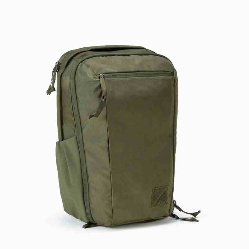 EVERGOODS[エバーグッズ]CTB20 - Civic Travel Bag 20L　OD Green 商品説明 軽量性と耐久性を両立した、EVERGOODSが提案するトラベルバッグ。 卓越したフィット感、直感的で広大な3Dポケットレイアウト。クラス最高の通気性と耐久性のモノメッシュバックパネル構造。収納可能な3Dパターン/人間工学に基づいたウエストベルト。 本体シェル、ライニング素材ともに420d HT ナイロンを採用し、引き裂けに強く、耐摩耗性があり、あらゆるシチュエーションで快適に使用することが可能な耐久性と美しい仕上がりになっています。 本体、ライニングともにDWR撥水加工が施され、非常に高い耐水性も特徴です。 ショルダーストラップは表と裏で生地の長さを変えることで、肩のラインに自然にフィットする伸縮性をパターン構造で実現しています。 ZOTEFOAMSの長期耐久性に優れたショルダーパッド、特注のDWR加工YKK RCジッパー、PCスリーブ、フルオープンになるメインコンパートメント、サイドアクセス可能なポケットなど細部にまでこだわったバックパックです。 ・伸縮性ウーブン製サイドポケット（スリムな水筒が楽に、1Lのナルゲンはぴったりと収まる） ・ラゲッジパススルースリーブ ・内側のパッド入りラップトップスリーブは全面吊り下げ式で16インチまでのデバイスを保護。 ・トップヨーク外側3Dポケット ・フロント外側に特大スタッシュポケット（CAP0.5に対応） ・サイドアクセスフロントポケットにはキーリーシュ、ジッパーポケット1つ、EDCドロップインポケット2つを装備。 ・内側の3Dセキュリティーポケットとメッシュファスナーポケット（CAP1にフィット） ・フォルダーや本を収納できるストレッチポケット ・取り外し、調整可能なチェストストラップ スペック 容量 約20L 重量 約1,417g サイズ 約43.18 x 21.59 x 27.94cm 素材 本体シェル：420d HTナイロン（エアテクスチャードヤーン） PUコーティング ライニング：420d HTナイロン PUコーティング ショルダーパッドフォーム：Zote EV50 フレームシート：HDPE アルミサイドステー：7075グレード ジッパー：DWRコーティング YKK #8RC / #10RC BRAND EVERGOODS / エバーグッズ 2017年 モンタナ州ボーズマンで誕生。創業者のJackとKevinは、アウトドア、ミリタリーなど様々な業界で培ってきたデザインアプローチと職人技とも言える縫製技術を駆使して、シンプルでありながら人々のライフスタイルの要求に応えるバッグを開発しています。ブランド名のEVERGOODSとは、”Ever Good”、「いつまでも変わらず良いもの」という【時代を超えても変わらず普遍的な価値を持つ物】を作りたい、という彼等のモノ作りに対するコンセプトが込められています。 商品一覧を見る >>