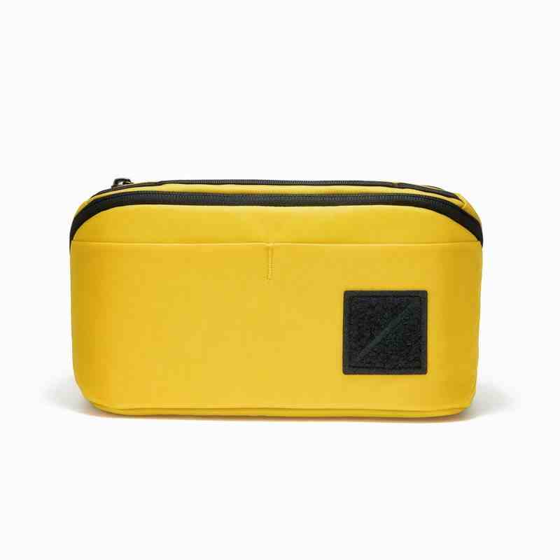 EVERGOODS[エバーグッズ]CAP2 - Civic Access Pouch 2L　Expedition Yellow 商品説明 CAP2は、EVERGOODSが提案するオーガナイザーポーチです。 使いやすさを追求した直感的なレイアウトが特徴で、すべてのEVERGOODSバックパックにピッタリと収まります。 ・キーリーシュ付きトップ外部3Dポケット ・内部3Dセキュリティポケット ・上部と下部のキャリーハンドル スペック 容量 約2L 重量 約218g サイズ 約24.1 x 8.9 x 14.6 (cm) 素材 本体：420d HTナイロン PUコーティング ライニング：210d HTナイロン PUコーティング ジッパー：YKK #8RC / #10RC BRAND EVERGOODS / エバーグッズ 2017年 モンタナ州ボーズマンで誕生。創業者のJackとKevinは、アウトドア、ミリタリーなど様々な業界で培ってきたデザインアプローチと職人技とも言える縫製技術を駆使して、シンプルでありながら人々のライフスタイルの要求に応えるバッグを開発しています。ブランド名のEVERGOODSとは、”Ever Good”、「いつまでも変わらず良いもの」という【時代を超えても変わらず普遍的な価値を持つ物】を作りたい、という彼等のモノ作りに対するコンセプトが込められています。 商品一覧を見る >>