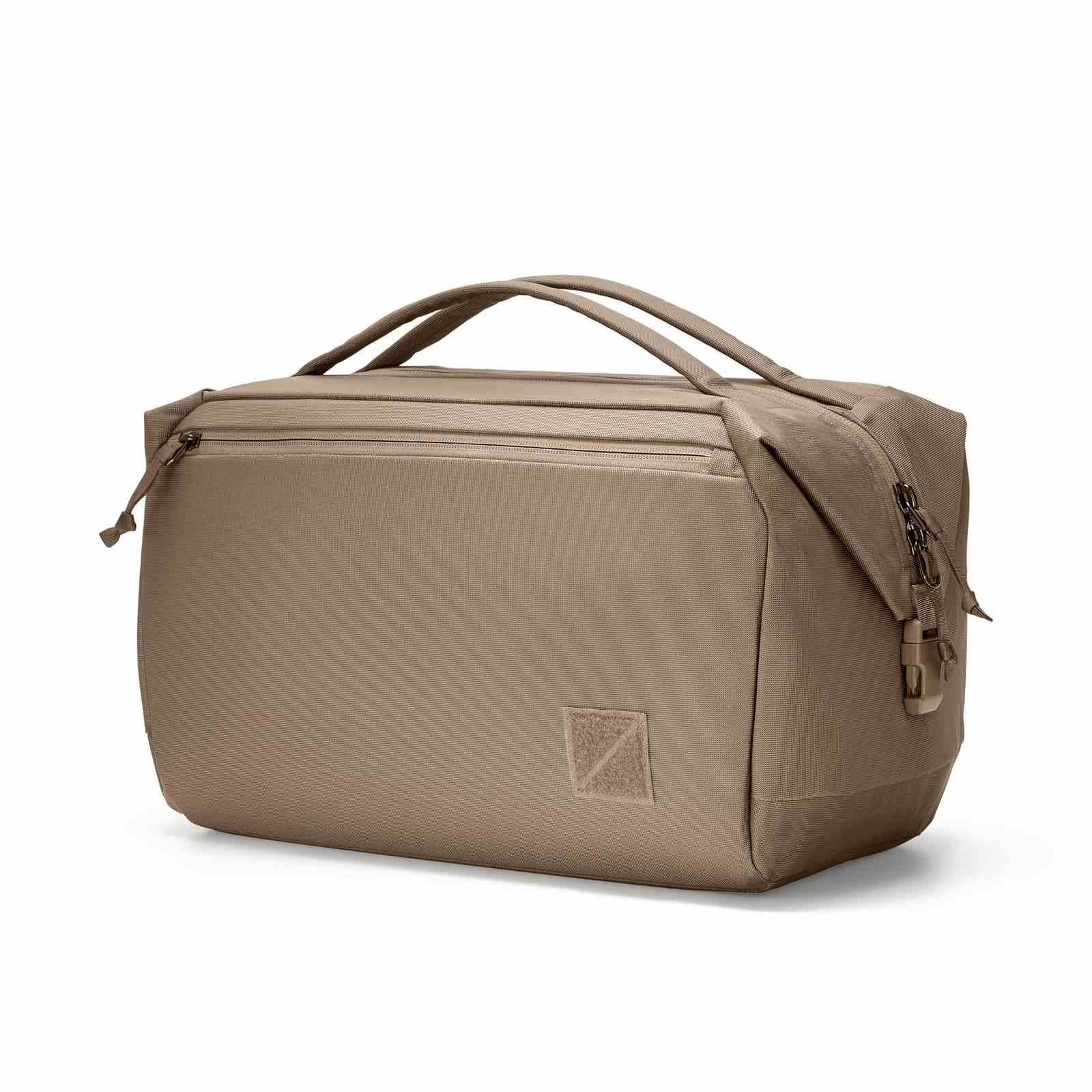EVERGOODS[エバーグッズ]TD25 - Transit Duffle 25L Fossil Brown 商品説明 デイリーユース向けにサイズダウンしたTRANSIT DUFFEL。TRANSIT DUFFEL（TD）に、デイリーユースに最適な25Lサイズが新たに加わりました。ジムへの行き来や街中での移動はもちろん、より身軽に動きたい長期のトレッキングなど、荷物を最小限に抑えたいシーンで活躍します。TDは人間工学に基づいた構造を持つ自立型のダッフルバッグです。独自のワイドなメイン開口部とスマートなポケット配置により、荷物のパッキングがしやすく、必要なアイテムへも素早くアクセス可能。長時間の移動でも疲れにくい、バランスの取れたキャリー体験を提供します。2層のフォームパッドで保護されており、耐久性に優れたエコフレンドリーな素材を採用しています。日々の通勤やジム通いから一生モノの旅まで、あなたの生涯を通じてあらゆる移動を支え続けるために作られたダッフルバッグです。TRANSIT PACKING CUBEシリーズの全サイズとジャストフィットします。 FEATURES ・片側のサイドポケットには、複数のドロップインポケット、ペンスロット、キーリーシュを装備 ・もう一方のサイドポケットは、最大16インチのMacBook Proが収納できるサイズ ・バッグ中央に向かってカーブするよう設計された、掴みやすいハンドル ・キャリーケースのハンドルに固定するためのラゲッジパススルー・スリーブを搭載 ・伸縮性ストラップキーパーを備えた、取り外し・調節可能なウルトラスエード製ショルダーストラップ ・スムーズな持ち運びやストラップ装着をサポートする、カットアウト仕様のサイドグリップ MATERIALS シェル：独自開発の840dバリスティックナイロン6 *バランスドウーヴン C0DWR撥水加工 *経糸と緯糸の数が等しく、耐久性・耐摩耗性に優れた織り方 ライニング：420d HTナイロン6,6 ハンドル：チューブラーナイロンウェビングに通常のナイロンウェビングを重ね、さらに独自のバリスティックナイロンシェルで覆った多層構造 ショルダーストラップ：シートベルトクオリティのプレミアムなウェビングを採用し、エッジ部分はヴィーガン・ウルトラスエード仕上げ アルミサイドステー：7075グレード フォーム材：3mm厚の架橋ポリエチレンフォーム 2層構造 ジッパー：YKK #8RC / #10RC（外部のジッパーにはDWR撥水加工） サイズ 本体：L41cm×W20.3cm×H29.5cm ストラップ：L113cm×W4.5cm 重量 本体：1,077g ストラップ：121g 関連商品ラインナップ BRAND EVERGOODS / エバーグッズ 2017年 モンタナ州ボーズマンで誕生。創業者のJackとKevinは、アウトドア、ミリタリーなど様々な業界で培ってきたデザインアプローチと職人技とも言える縫製技術を駆使して、シンプルでありながら人々のライフスタイルの要求に応えるバッグを開発しています。ブランド名のEVERGOODSとは、”Ever Good”、「いつまでも変わらず良いもの」という【時代を超えても変わらず普遍的な価値を持つ物】を作りたい、という彼等のモノ作りに対するコンセプトが込められています。 商品一覧を見る >>