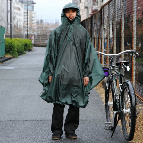 FAIRWEATHER[フェアウェザー]Packable Rain Poncho　Algae 商品説明 快晴、晴天という名前のブランド”FAIRWEATHER/フェアウェザー”のパッカブルレインポンチョです。 軽量で防水性と耐久性に優れたインビスタ社のCORDURA(R)リップストップナイロンファブリックを使用しています。 さらに縫い目からの浸水を防ぐシームシール処理が全体に施されています。 自転車の種類やサイズに合わせて裾のドローコードを絞って調整する事で、走行中の妨げになる生地のバタつきを抑えることが可能です。 袖口には体型やライディングポジションに合わせて調節可能なゴムループが付いており指を通すことで袖のバタつきを抑えることができます。 着丈が長めに設定されているのでバックパックを背負ったままでも余裕を持って着用することができ、前カゴに荷物を載せている場合はカゴごと覆いかぶせてしまう事も可能です。 前開き部分には水の侵入を防ぐマチ付きで、首まわりが窮屈な場合にはボタンの開け閉めすることで防水性を保ちつつもフィット感を調節することができます。 フードは視界を遮りにくいやや浅めの設計になっており、ヘルメットもフードの上から無理なく装着することが可能です。 またサイクルキャップサイズのツバを備え、目元の雨風をしっかりと防いでくれます。 自転車に乗っていない時でも生地が風でバタつかないように両脇にはドットボタンが備え付けられています。 付属のポーチにコンパクトに収納できるので、バッグに忍ばせておけば突然のゲリラ豪雨でも心配ありません。 憂鬱な雨の日でも自転車に乗りたくなる心強いアイテムです。 ＊使用上の注意とお手入れ方法 濡れたポンチョは風通しが良く直射日光の当たらない場所で十分に乾燥させてからポーチに収納してください（タンブラー乾燥はお止めください） 長期保管する場合はハンガーに吊るし広げた状態で保管して下さい 汚れた場合には中性洗剤を染み込ませた濡れタオルで汚れた表面を拭き取って下さい（洗濯機のご使用はお止めください） スペック サイズ M：前丈98cm、後丈108cm、裄丈85cm（対応身長140cm〜170cm） L：前丈100cm、後丈110cm、裄丈104cm（対応身長170cm〜200cm） パッカブルサイズ 縦15cm、横10cm、奥行き5cm 重量 270g 生産国 CHINA 関連商品ラインナップ BRAND FAIRWEATHER / フェアウェザー 快晴、晴天という名のブランド「FAIRWEATHER/フェアウェザー」。優良サイクルパーツメーカーの高品質なモノ作りと、クリエイティブなマインドと自由な発想力の出会いから生まれる新鋭ブランド。日常の通勤、通学にお買い物から非日常を求めて飛び出すアドベンチャーに ぜひこのFAIRWEATHERをライドのお供に。 商品一覧を見る >>