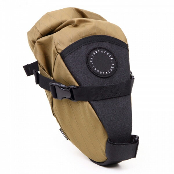 FAIRWEATHER[フェアウェザー]seat bag mini　x-pac/coyote 商品説明 快晴、晴天という名のブランド"FAIRWEATHER/フェアウェザー"のシートバッグミニです。 “FAIRWEATHER”のシートバッグよりも一回り小さなこのシートバッグミニはより身軽で機動性の高い装備を求める乗り手の声を形にして作られました。 必要に応じて容量を調節できるロールトップ構造。 コンパクトな見た目ですが、工具や携帯ポンプ、チューブなどに加え、輪行バッグやウィンドジャケットなどを余裕で収納することができます。 ボディには軽量かつ高い耐久性と防水性を兼ね備えたX-PACナイロンを使用。 表面には撥水加工、裏には防水フィルムがラミネートされており、雨天での使用も考慮された作りになっています。 ほどよいサイズ感とホールド性の高い構造から大きなサドルバッグの欠点といわれるダンシング時のバッグの揺れを感じにくく、スマートに装着できることからロードバイクとの相性も◎ ハイテンポなロードライドからブルベ、通勤通学など様々なシチュエーションにフィットするサドルバッグです。 ※予告無く仕様変更する場合がございますのでご了承ください。 スペック 素材 X-PAC サイズ 長さ20cm〜31cm、幅10cm、高さ10cm 容量 0.9リットル〜1.5リットル 重量 約160g 関連商品ラインナップ BRAND FAIRWEATHER / フェアウェザー 快晴・晴天という意味をブランド名に冠したFAIRWEATHER（フェアウェザー）。自転車業界を明るく照らす、メイドインジャパンのブランドです。フレームやスモールパーツ、自転車に使えるバッグなどのオリジナル商品や国内外の名だたるブランドとのコラボ商品を生み出しています。 商品一覧を見る >>