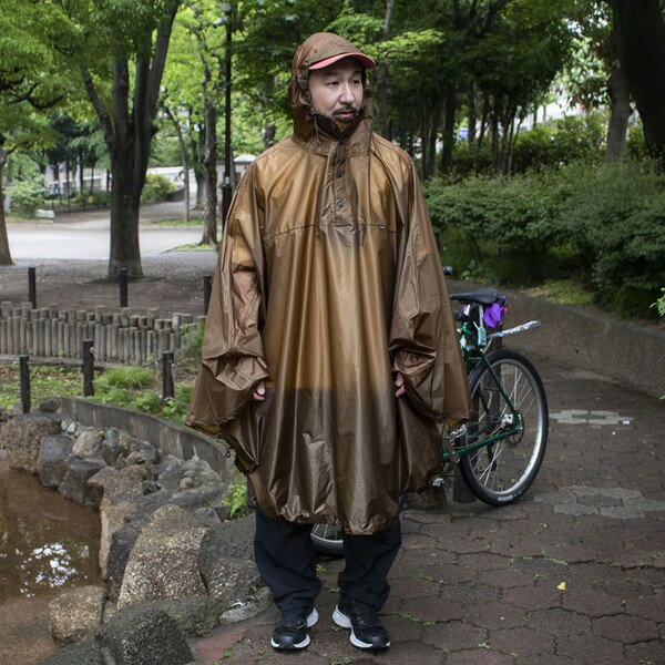 FAIRWEATHER[フェアウェザー]Packable Rain Poncho 快晴、晴天という名前のブランド ”FAIRWEATHER/フェアウェザー” のパッカブルレインポンチョです。 素材には防水性があり、非常に軽量かつ耐久性にも優れたインビスタ社のシリコンコートコーデュラリップを使用しています。 縫製部分には縫い目からの浸水を防ぐシームシール処理が施されており防水性は万全。 自転車の種類やサイズに合わせて裾のドローコードを絞って調整する事で、走行中の妨げになる生地のバタつきを抑えることが可能です。 着丈が長めに設定されているのでバックパックを背負ったままでも余裕を持って着用することができ、前カゴに荷物を載せている場合はカゴごと覆いかぶせてしまう事も可能です。 憂鬱な雨の日でも自転車に乗りたくなる心強いアイテムです。 スペック サイズ Mサイズ：前丈98cm、後丈108cm、裄丈85cm（対応身長140cm〜170cm） Lサイズ：前丈100cm、後丈110cm、裄丈104cm（対応身長170cm〜200cm） 収納サイズ 縦15cm、横10cm、奥行き5cm 重量 約270g BRAND FAIRWEATHER / フェアウェザー 快晴・晴天という意味をブランド名に冠したFAIRWEATHER（フェアウェザー）。自転車業界を明るく照らす、メイドインジャパンのブランドです。フレームやスモールパーツ、自転車に使えるバッグなどのオリジナル商品や国内外の名だたるブランドとのコラボ商品を生み出しています。 商品一覧を見る >>