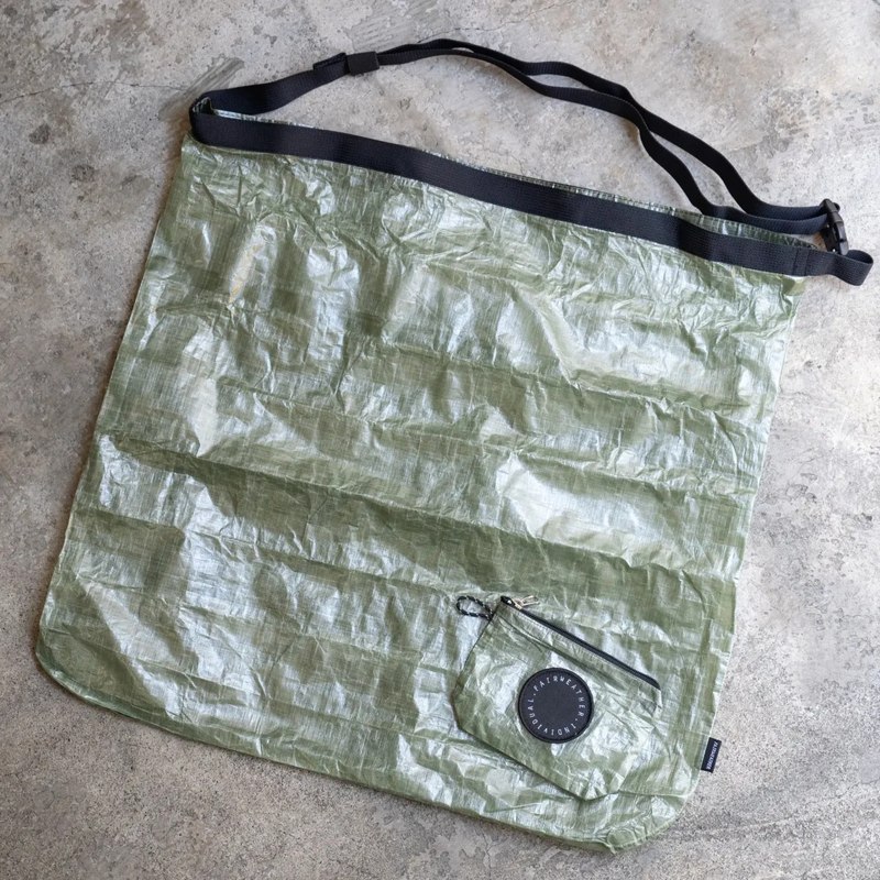 FAIRWEATHER[フェアウェザー]packable sacoche dyneema/olive 商品詳細 快晴、晴天という名のブランド FAIRWEATHER/フェアウェザー の防水サコッシュです。通称キューベンファイバーとも呼ばれるダイニーマコンポジットファブリックを使用しています。世界で最も強靭な繊維といわれるダイニーマを樹脂コーティングすることで極薄のフィルム状に仕上げた超軽量の防水素材です。軽さとともに特筆すべきはその耐久性の高さ。摩擦や折り曲げに強く、紫外線や水分、化学薬品に対しても非常に優れた耐性を持っています。防水ファブリックを使用するとともに、縫い目からの浸水を防ぐシームシール処理を施すことで、雨の日でも安心して使える高い防水性を備えています。雨の日には口を何度かロールしてから使うことで、中の物を濡らす心配をさらに減らすことができます。高い防水性は「中の物を濡らさない」だけでなく「濡れ物を収納する」のにも便利なので、ジムやプール用のバッグとしてもおすすめ。たためば軽量コンパクト、広げれば大容量のサコッシュは色々な場面で活躍してくれそうです。 スペック サイズ 縦45cm、横46cm 収納ポーチサイズ 縦9cm、横13cm 重量 70g 素材 ダイニーマコンポジットファブリック (DCF) BRAND FAIRWEATHER / フェアウェザー 快晴・晴天という意味をブランド名に冠したFAIRWEATHER（フェアウェザー）。自転車業界を明るく照らす、メイドインジャパンのブランドです。フレームやスモールパーツ、自転車に使えるバッグなどのオリジナル商品や国内外の名だたるブランドとのコラボ商品を生み出しています。 商品一覧を見る >>