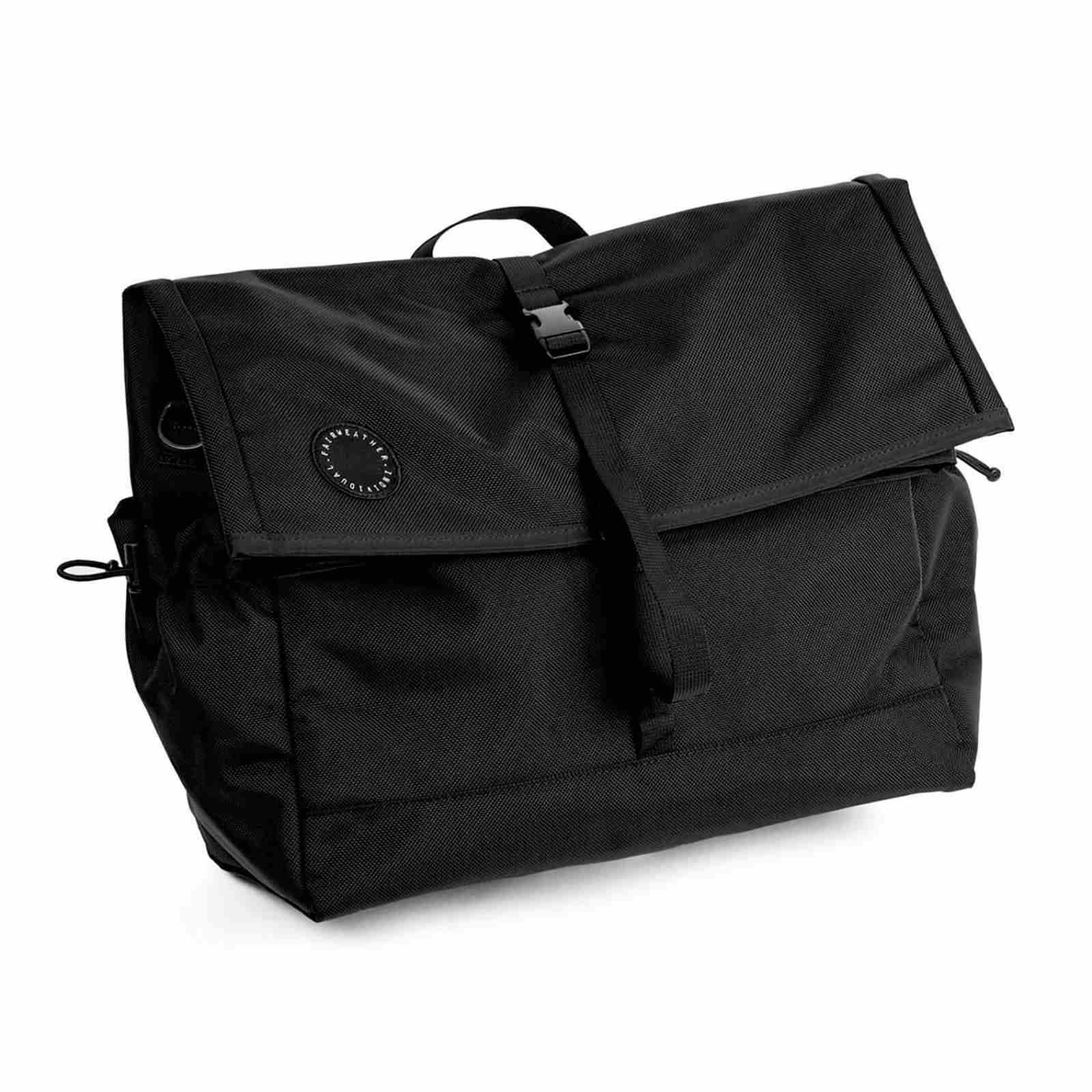 FAIRWEATHER[フェアウェザー]brompton bag フレームあり ballistic/black 商品説明 快晴、晴天という名のブランド "FAIRWEATHER/フェアウェザー" のブロンプトン用フロントバッグです。表地には非常に優れた耐摩耗性を備え、気兼ねなくハードにお使いいただけるバリスティックナイロンを使用。裏地には防水フィルムがラミネートされたリップストップナイロンを使用することで、メインコンパートメント内に浸水しにくい作りになっています。取り付けはフロントキャリアブロックに上から差し込むだけ。背面のテープにはステムバッグなどをプラスしてお使いいただけます。ちょっと寄り道したお店での買い物は袋ごとポイッと。ロールトップ式なので荷物が増えても容量を拡張して対応できます。別売りのショルダーストラップを付ければ、輪行時も両手がふさがることなくストレスフリー。毎日の通勤からお休みの日まで、バスケット感覚でお使いいただけるバッグです。 MADE IN JAPAN ※取り付けにはフロントキャリアブロックが必要です ※すでにフロントキャリアフレームをお持ちの場合はフレームなしでもお求めいただけます 素材：バリスティックナイロン サイズ：縦32cm（ロールトップを伸ばした状態53cm）、横40cm、奥行き18cm フレーム：縦29.3cm、横39.3cm 容量：約20〜28L 重量：1,300g（フレーム360g込み） 関連商品ラインナップ BRAND FAIRWEATHER / フェアウェザー 快晴、晴天という名のブランド「FAIRWEATHER/フェアウェザー」。優良サイクルパーツメーカーの高品質なモノ作りと、クリエイティブなマインドと自由な発想力の出会いから生まれる新鋭ブランド。日常の通勤、通学にお買い物から非日常を求めて飛び出すアドベンチャーに ぜひこのFAIRWEATHERをライドのお供に。 商品一覧を見る >>