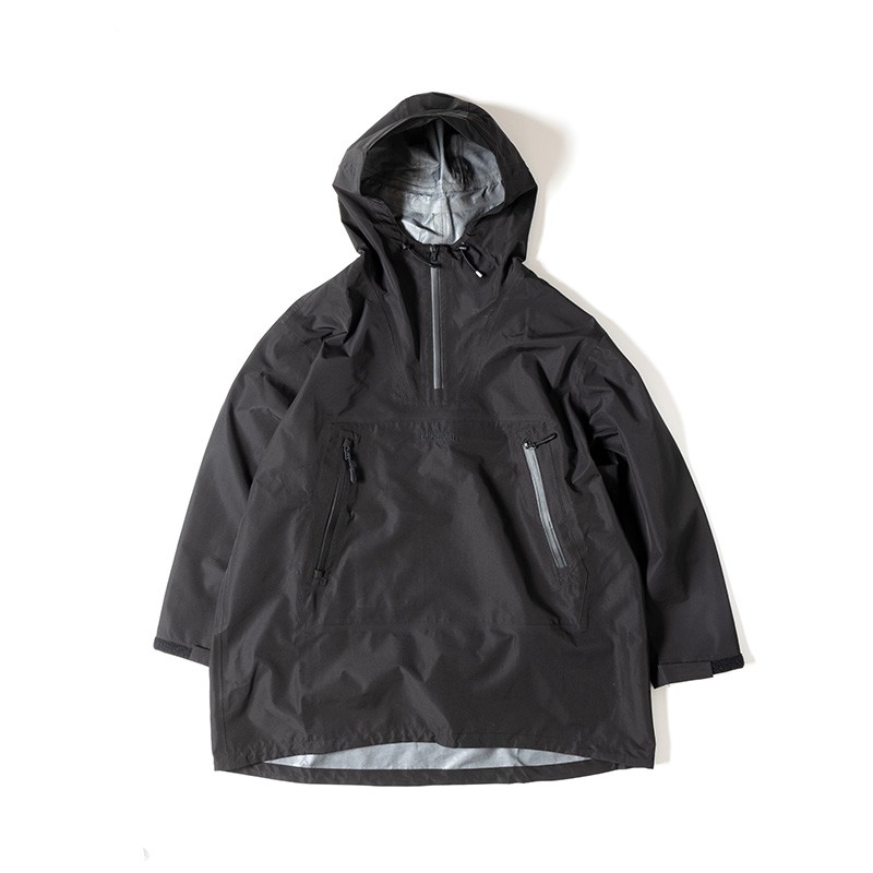 Grip Swany[グリップスワニー]GS RAIN SMOCK 商品説明 アウトドアに必要な防水透湿を兼ね備えたレインスモック。GS 3rd LAYER（耐水圧10,000mm、透湿5,000g/m2）を採用しキャンプでは勿論、登山やハイキング、釣りでも使用可、雨の日のレインスーツとしても使用できます。ロング丈のデザインになりカンガルーポケットを施し機能面も優れています。 スペック サイズ Sサイズ:着丈83cm、肩巾50cm、身巾65cm、裄丈82cm Mサイズ:着丈87cm、肩巾52cm、身巾68cm、裄丈85cm Lサイズ:着丈91cm、肩巾55cm、身巾71cm、裄丈88cm XLサイズ:着丈95cm、肩巾58cm、身巾75cm、裄丈91cm 素材 ポリエステル100% 関連商品ラインナップ BRAND GRIP SWANY / グリップスワニー 1848年、ゴールドラッシュに沸く時代に、創立者のマッテオビアンキによってアメリカのグラバスビルという小さな町に作られた小さなグローブ会社を起源とした老舗グローブメーカーです。1980年代後半には日本に上陸、以来、高い品質とストイックなスタイルでアウトドア市場で愛好されている本格派のレザーグローブ、GRIP SWANYです。 商品一覧を見る >>