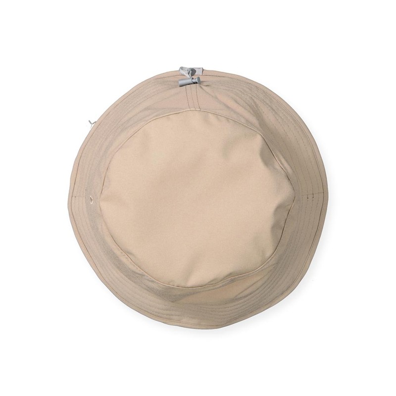 HOUDINI[フーディニ]Bucket List Hat 軽量で速乾性と通気性に優れる生地で作られたクラシックなサンハット。 暑い季節の冒険や日常を充実させるために最適な帽子です。Bucket List Hatはクラシカルなデザインと、機能的な素材を組み合わせて開発されました。 生地のImmix Weaveは、涼しく高い速乾性と通気性を備え、2方向へのストレッチと軽く柔らかな特徴により、優れた快適性を備えています。 さらに、75%リサイクルポリエステルを使用し、使い古したらリサイクルが可能な循環型プロダクトです。ハットにはサイズ調整機能が付いているため、強風の際でも簡単にフィット感を締めることができます。 この帽子を常にポケットに入れておけば、どこに出掛けても暑い太陽光や雨、風から頭部を守ってくれる旅のパートナーとなるでしょう。 スペック 重量 約54g 素材 Immix Weave 75% recycled polyester, 25% polyester 目安サイズ S/M：55cm〜58cm　M/L：58cm〜61cm BRAND HOUDINI [フーディニ] 新しい素材の“発見”はスポーツウエアの歴史に“革命的”変化をもたらしてきました。 軽さ、動きやすさ、そしてクイックドライな快適さ。 スポーツウエアが追い求めてきたこうした機能性を、 バランス良く兼ね備えたフリース素材の“発見”もそのひとつ。 この画期的な素材をいちはやく“発見”し、世界で初めてフリース素材を使った スポーツアンダーウエアを発表したブランド、それがHOUDINI[フーディニ]です。誕生は1993年。 以来変わらぬキーコンセプト“コア コンフォート”は、着実に成長を遂げてきました。 女性クリエイターチームがプロデューサーするプリティグッドなルックス。 フレッシュなスウェーデンカラー。 世界的マジシャンの名前からとったというブランドネーム通りの、マジカルな着心地。 一度、トライしてみれば、そのマジカルさはカラダが証明してくれます。 世界最先端の“コア コンフォート”は、いま「北欧」と「日本」から。 商品一覧を見る >>