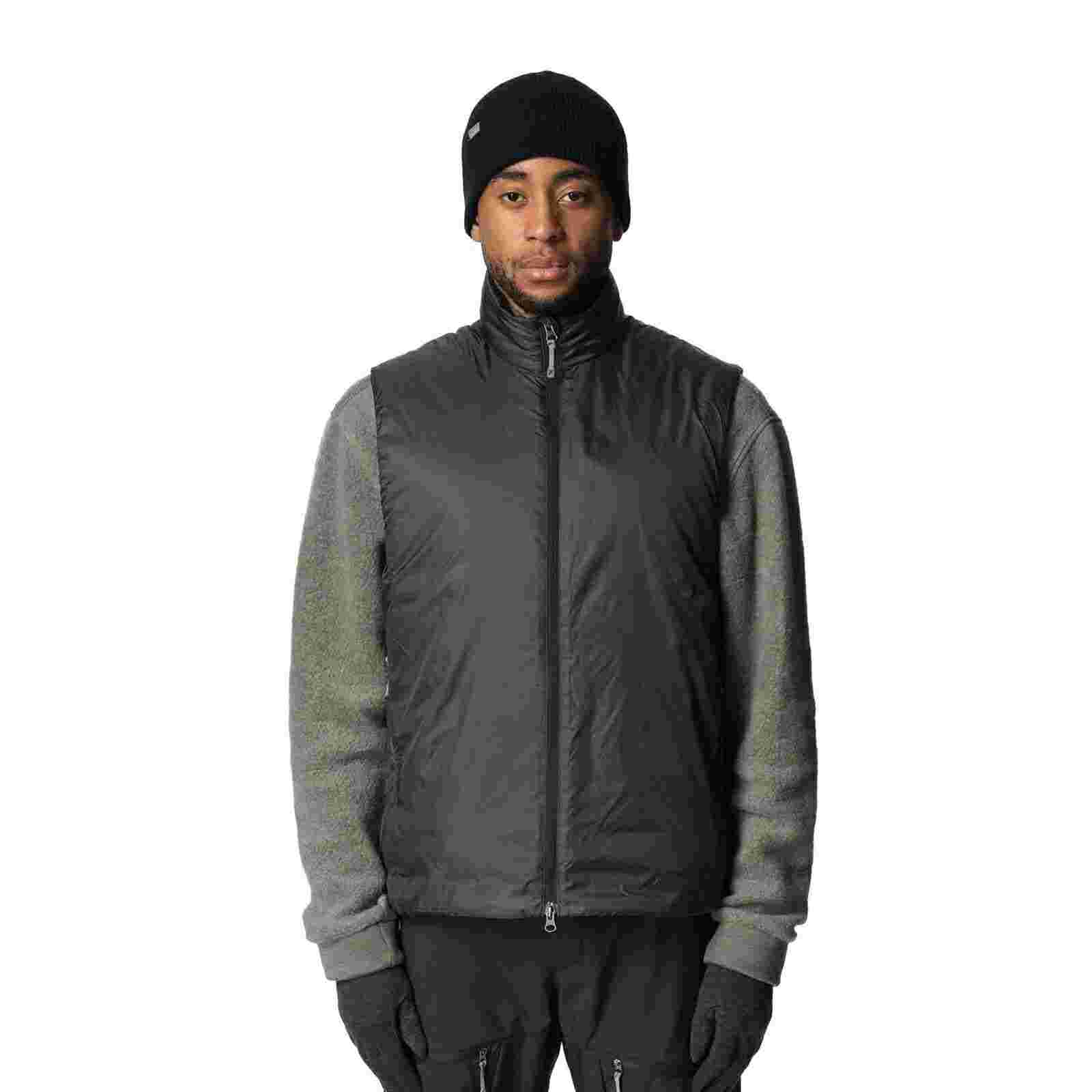 Houdini[フーディニ]Mens Dunfri Vest True Black 商品説明 暖かく撥水性があり、コンパクトに収納できる軽量インサレーションベスト。Dunfriシリーズは、ブランドの哲学を体現し、長い間支持され続けているHoudiniクラシックです。Dunfri Vestも同様に、クリーンでミニマルなデザインと最先端のパフォーマンスを組み合わせ、さまざまな環境やあらゆるアクティビティに対応する真のマルチツールとして開発されました。 スウェーデン語で「ダウンフリー」を意味するDunfriシリーズには、ダウンが一切使用されていません。ダウンやフェザーなど動物性の素材を排し、代わりに合成断熱材を中綿として採用することは、その機能的なメリットに加え、アニマルウェルフェアの観点からも、人間の快適さのために鳥が苦しむべきではないというHoudiniの信念によるものです。 Dunfri Vestの生地は、非常に軽量で耐久性のあるSpinner Ripstopで作られており、中綿の断熱材には最先端の合成繊維であるPrimaloft Goldを使用しています。Primaloft Goldはダウンと同様の保温性と軽量性を備えていますが、水に濡れたとしても保温性を損なわずに断熱性能を維持するため、悪天候の状況でこそ真価を発揮する素材です。生地にはPFASフリーの撥水加工が施され、生地も断熱材も100%リサイクルポリエステル製で、着古したら再度リサイクルが可能なため、快適性と環境への配慮を兼ね備えた循環型プロダクトであることが保証されています。また、収納ポケットにすっきりと収まり、移動中の持ち運びに便利なパッカブル機能を装備しています。 Dunfri Vestは、スキーツーリングや登山遠征など、外で長時間を過ごすアクティビティで活躍しますが、寒い日のキャンプ旅行、通勤といったライフスタイルシーンにも最適です。単体での着用はもちろん、アウターの内側または外側に重ねるインサレーションとして使用することができます。 MATERIAL： Face fabric & Lining：Spinner Ripsto 100% recycled polyester Padding: PrimaLoft Gold Insulation 100% recycled polyester 重さ：228g SIZE /単位:cm 身幅：XS/102、S/108、M/114、L/120、XL/126、XXL/132 裾幅：XS/101.5、S/107.5、M/113.5、L/119.5、XL/125.5、XXL/131.5 前着丈：XS/55.6、S/57.4、M/59.2、L/61、XL/63.3、XXL/65.6 BRAND HOUDINI / フーディニ HOUDINIチームはあなたを失望させるプロダクトを開発する事はありません。そして自然環境に負荷を与える生産を行わず、持続可能なビジネスを目指しています。フリース素材のアンダーウェア開発のパイオニアでもある我々は常に革新的な技術を追求しています。機能美を優先するデザイン哲学により、世界中のエクストリームスポーツアスリートの高度な要求に対応したスポーツウェアを開発し続けています。プロダクトは山からホワイトウォーターまでフィールドを問わず対応する多機能性、そして信頼性を誇ります。見せかけだけの製品作りは決して行いません。革新的なデザインはHOUDINIフレンズによるクライミング、カヤッキング、サーフィン、スキー、あらゆるアウトドアスポーツから得られたアイデアを元に生まれています。すべてのギアが重要であるように、あなたの着用するアウトドアウェアも最高のパフォーマンスを発揮しなければならないのです。HOUDINIはそれを可能にします。 商品一覧を見る >>