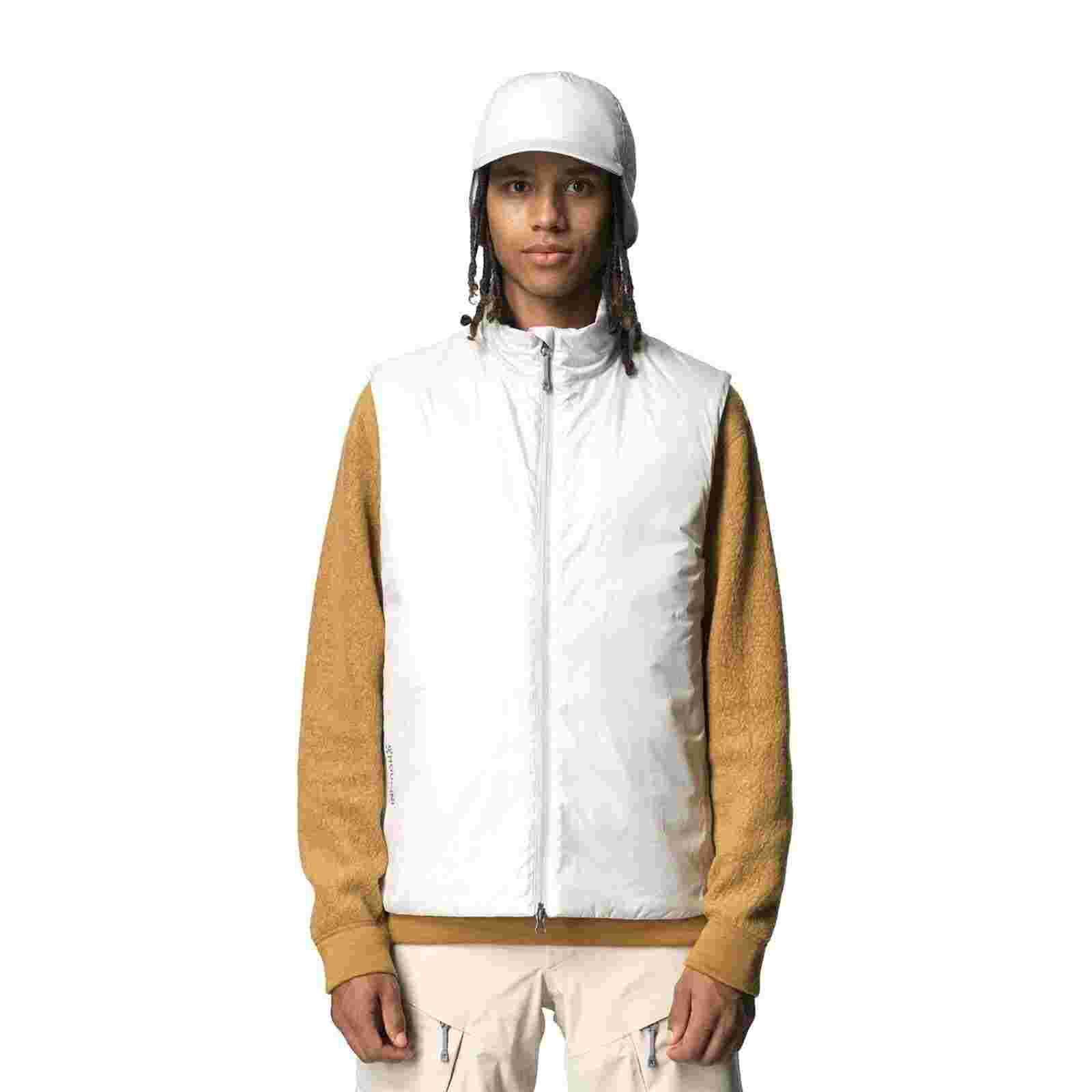 Houdini[フーディニ]Mens Dunfri Vest A Touch Of Gray 商品説明 暖かく撥水性があり、コンパクトに収納できる軽量インサレーションベスト。Dunfriシリーズは、ブランドの哲学を体現し、長い間支持され続けているHoudiniクラシックです。Dunfri Vestも同様に、クリーンでミニマルなデザインと最先端のパフォーマンスを組み合わせ、さまざまな環境やあらゆるアクティビティに対応する真のマルチツールとして開発されました。 スウェーデン語で「ダウンフリー」を意味するDunfriシリーズには、ダウンが一切使用されていません。ダウンやフェザーなど動物性の素材を排し、代わりに合成断熱材を中綿として採用することは、その機能的なメリットに加え、アニマルウェルフェアの観点からも、人間の快適さのために鳥が苦しむべきではないというHoudiniの信念によるものです。 Dunfri Vestの生地は、非常に軽量で耐久性のあるSpinner Ripstopで作られており、中綿の断熱材には最先端の合成繊維であるPrimaloft Goldを使用しています。Primaloft Goldはダウンと同様の保温性と軽量性を備えていますが、水に濡れたとしても保温性を損なわずに断熱性能を維持するため、悪天候の状況でこそ真価を発揮する素材です。生地にはPFASフリーの撥水加工が施され、生地も断熱材も100%リサイクルポリエステル製で、着古したら再度リサイクルが可能なため、快適性と環境への配慮を兼ね備えた循環型プロダクトであることが保証されています。また、収納ポケットにすっきりと収まり、移動中の持ち運びに便利なパッカブル機能を装備しています。 Dunfri Vestは、スキーツーリングや登山遠征など、外で長時間を過ごすアクティビティで活躍しますが、寒い日のキャンプ旅行、通勤といったライフスタイルシーンにも最適です。単体での着用はもちろん、アウターの内側または外側に重ねるインサレーションとして使用することができます。 MATERIAL： Face fabric & Lining：Spinner Ripsto 100% recycled polyester Padding: PrimaLoft Gold Insulation 100% recycled polyester 重さ：228g SIZE /単位:cm 身幅：XS/102、S/108、M/114、L/120、XL/126、XXL/132 裾幅：XS/101.5、S/107.5、M/113.5、L/119.5、XL/125.5、XXL/131.5 前着丈：XS/55.6、S/57.4、M/59.2、L/61、XL/63.3、XXL/65.6 BRAND HOUDINI / フーディニ HOUDINIチームはあなたを失望させるプロダクトを開発する事はありません。そして自然環境に負荷を与える生産を行わず、持続可能なビジネスを目指しています。フリース素材のアンダーウェア開発のパイオニアでもある我々は常に革新的な技術を追求しています。機能美を優先するデザイン哲学により、世界中のエクストリームスポーツアスリートの高度な要求に対応したスポーツウェアを開発し続けています。プロダクトは山からホワイトウォーターまでフィールドを問わず対応する多機能性、そして信頼性を誇ります。見せかけだけの製品作りは決して行いません。革新的なデザインはHOUDINIフレンズによるクライミング、カヤッキング、サーフィン、スキー、あらゆるアウトドアスポーツから得られたアイデアを元に生まれています。すべてのギアが重要であるように、あなたの着用するアウトドアウェアも最高のパフォーマンスを発揮しなければならないのです。HOUDINIはそれを可能にします。 商品一覧を見る >>