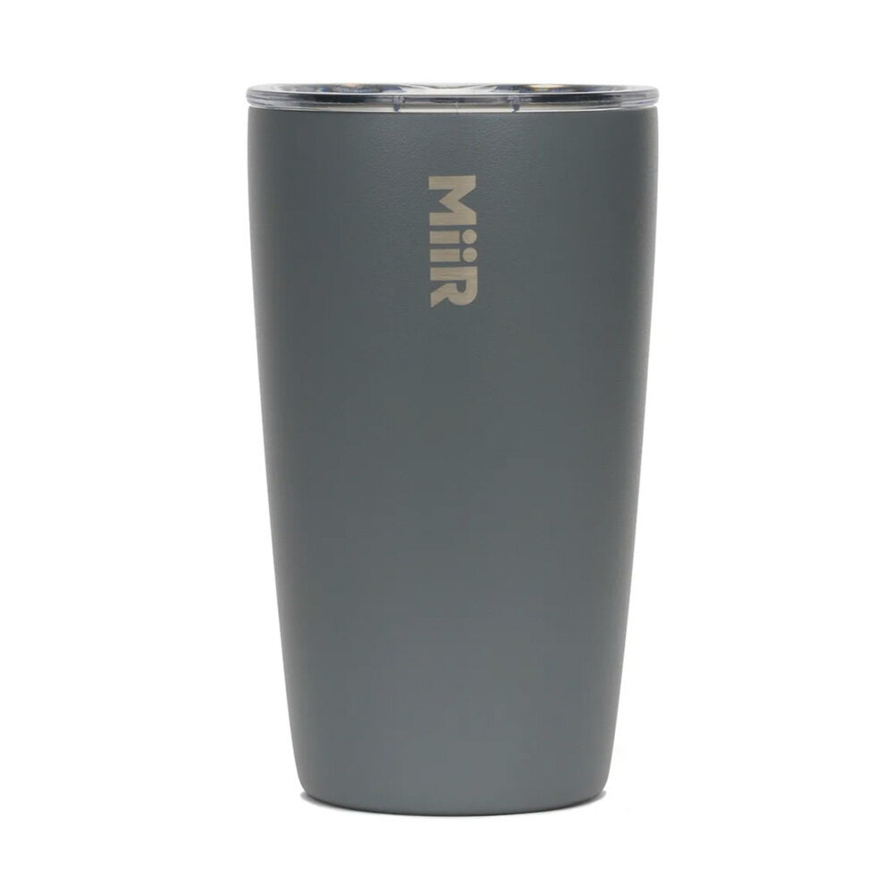 MiiR[ミアー]Tumbler 12oz / 354ml Basal 商品説明 オーセンティックな紙コップにインスパイアされた、真空断熱のステンレスタンブラーはお客様のカップホルダーと毎日のルーティーンにフィットし、持ち運びが簡単です。熱々のコーヒーから冷たいアイスティーを二重層真空断熱で保温・保冷いたします。 特徴 ・ダブルウォール真空断熱構造 ・保温・保冷を長持ちさせるBPAフリープレス蓋付き ・メタルの臭いや味のしない18/8メディカルグレードのステンレススチールを使用 ・ハードシェルパウダーコート塗装 ・BPAフリー ・カップホルダー対応 使用上の注意 最初にご使用の際は、よく洗ってからご使用下さい。 電子レンジ、オーブン、食器洗浄機は使用しないで下さい。 火のそばに置かないで下さい。 ドライアイスは入れないで下さい。 飲み物の長期保管はお止め下さい。 フタに熱湯をかけたり、煮沸しないで下さい。 本体、蓋を凍らせないで下さい。 漂白剤や塩素類を使用しないで下さい。 使用する際は、小さなお子様の手の届かないところで 保管してください。また、いたずらに注意してください。 中栓より少なめに入れて下さい。 この商品の飲み口は冷たい飲み物を入れて使用するのに適した設計になっています。熱い飲み物を入れて使用する際は、やけどなどしないよう注意しお飲み下さい。 スペック 容量 12oz / 355ml 重さ 240g サイズ 高さ 約14.6cm、直径 約8.3cm（底面） 関連商品ラインナップ BRAND MiiR / ミアー MiiRとは、アメリカで「自然保護の父」と言われるJohn Muirにインスパイアされた造語です。John Muirの「U」を「i」に換えたのは、「i」「私」たちが行っていくということの意思を表しています。またロシア語では、「Mir ミール」は「世界」や「平和」を意味し、それは我々が求める続けることでもあります。 商品一覧を見る >>