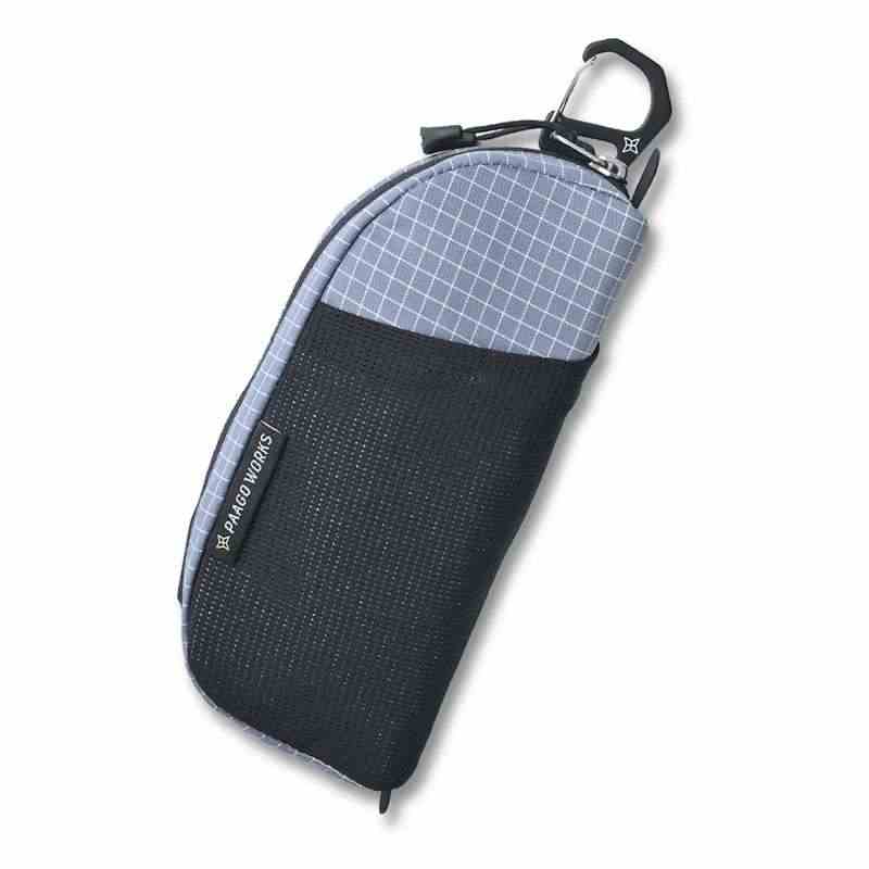 PaaGoWorks[パーゴワークス]スナップ ブルー 商品説明 スナップは、バックパックのショルダーハーネスにつけるポーチ。手軽に脱着できるのが特徴で、スマホ・財布・カメラなどの欲しい装備に素早くアクセスできる設計です。バックパックのショルダー幅に合わせたスリムなフォルムで、行動中の動きを妨げません。独自設計のアルミフックは、グローブをしていても扱いやすい様、ゲートの開閉のしやすさを考慮しています。本体には大画面のスマホやモバイルバッテリー、財布やコンパクトカメラなどが無理なく入ります。内側のオーガナイザーポケットを使えば小物の仕分けも簡単です。500mlのペットボトルも収納可能です。外側にはRUSHシリーズで好評のストレッチメッシュポケットを装備。サングラスやスマホなどすぐに取り出したいものを入れられます。ファスナーの下部には独自のストッパーがついており、不意にケースが全開にならないよう工夫がしてあります。大型のフラップ式ベルクロで、どんなバッグでも簡単スピーディに脱着可能です。チェストストラップを挟み込むことで上下にずれることなく固定できます。 スペック サイズ 195×80×45mm 容量 0.5L 重量 80g 主素材 Black：ナイロンPCコーティング Dark Beige/Urban Gray/Mos Green:ナイロンテフロンコーティング Gray/ Blue :エクストリーマグリッドナイロン BRAND PaaGoWorks / パーゴワークス パーゴワークスはLet's pack and go!を合い言葉に2011年にスタートした日本発信のアウトドアブランドです。元祖チェストバッグ・パスファインダーに加え、2015年登場のニンジャタープも大好評。ユニークかつ実践的なプロダクトを開発しています。 商品一覧を見る >>