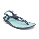 Xero Shoes[ゼロシューズ]Womens アクアクラウド ブルーグロウ 商品説明 ゼロシューズの原点、サンダルシリーズ。薄いソールで大地の起伏を敏感に感じるだけでなく、空気感も敏感に感じ取ることができます。限りなく素足に近いその履き心地と抜群の開放感を体感してください。 ソールを一新しクラウドが進化しました！アクアの名の通り、ウォータースポーツでのグリップを向上する新ソールパターンを採用。フットベットのベアフォームもヒール部まで延長されより快適性が向上。まさにクラウド（雲）のような履き心地に！ スペック ソール厚 スタックハイト：6.5mm（ソールベース：4.5mm ソールラグ：2.0mm） 関連商品ラインナップ BRAND Xero Shoes / ゼロシューズ 陸上の短距離選手であった創業者のスティーブは、足の故障に悩んでいた際に友人から紹介された一冊の本「Born to Run」をきっかけにベアフットランニングに出会い、より自然なスタイルでのランニングを追及していくこととなる。その中で作り始めたサンダルに全精力を注ぐようになり、妻のレナや有名シューズメーカーの元デザイナーなどの協力を得ながら2009年に「Xero Shoes」としてブランドをスタートさせました。ゼロシューズはランニングにとどまらず、アウトドアスポーツやウォータースポーツ、ウォーキングやフィットネス、日常にも使ってもらえるサンダル作りを目指し、今も成長を続けています。 商品一覧を見る >>