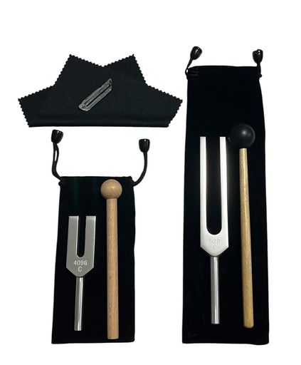 【ご購入前の重要な確認事項】いつもご利用いただき、誠にありがとうございます。いつも【vicsystore楽天市場店】をご利用いただき、誠にありがとうございます。 最近、商品の入数・数量・サイズなどのご注文内容に関する間違いが増えております。 お手数ではございますが、ご購入手続きの際には、入数・数量・サイズを今一度ご確認いただけますようお願いいたします。 ご注文から30分以上経過した場合、入数・数量・サイズ等の間違いによるキャンセルはお受けできません。 ご不明な点がある場合は、必ずご注文前にお問い合わせください。 &#128666;ご注文に関するご案内 最短でのお届けをご希望の方へ 日時指定をされない場合、最短での発送手配が可能です。お急ぎの場合は日時指定なしでのご注文をおすすめいたします。 営業所留めについて 営業所留めには対応しておりません。 誤った郵便番号や住所でご注文された場合、発送時に発生した費用や損失はお客様のご負担となりますのでご注意ください。 お支払い方法について コンビニ払い・銀行振込などの前払いの場合は、ご入金確認後に在庫を確保いたします。 そのため、ご入金のタイミングによっては欠品となる場合がございます。 ギフト対応について 誠に申し訳ございませんが、のし・ラッピング・メッセージカード等のギフト対応は行っておりません。 ご購入数量の上限について 当店ではすべての商品に購入上限を設けております。 上限を超える数量をご希望の場合は、ご購入前に必ずお問い合わせください。 キャンセルについて ご注文から30分を過ぎた場合、お客様都合によるキャンセルはお受けできません。 内容に不安がある場合は、ご注文前に必ずお問い合わせください。 ・お手軽にチューナーを始められるお得な8点セットになります。内容物:528Hzチューナー1本528Hz収納袋1枚4096Hzチューナー1本4096Hz収納袋1枚木製マレット1本ラバーマレット1本ミニクリスタル1個クリーニングクロス1個 ・【528Hz:愛の周波数】心身を安らぎモードに導く副交感神経を刺激ストレスなどを解消する周波数集中力が必要な時にもおすすめ ・【4096Hz:天と地を結ぶ「天使の扉」を開く音域】心身を癒す効果空間や植物、物類を浄化するパワー瞑想、ヨガ、パワーストーン、アクセサリー、お部屋の浄化に ・チューナーはたたく場所や物でも変化いたします。入門用としてお楽しみいただければ幸いです。 ・水晶は成形されておりませんので、お写真のような個体差がございます。約4cm前後のミニサイズとなり、また、クリスタルはお選び出来ませんので、ご了承くださいませ。