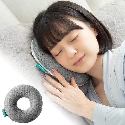 【ご購入前の重要な確認事項】 いつもご利用いただき、誠にありがとうございます。 いつも【vicsystore楽天市場店】をご利用いただき、誠にありがとうございます。 最近、商品の入数・数量・サイズなどのご注文内容に関する間違いが増えております。 お手数ではございますが、ご購入手続きの際には、入数・数量・サイズを今一度ご確認いただけますようお願いいたします。 ご注文から 30分以上経過した場合、入数・数量・サイズ等の間違いによるキャンセルはお受けできません。 ご不明な点がある場合は、必ずご注文前にお問い合わせください。 🚚 ご注文に関するご案内 最短でのお届けをご希望の方へ 日時指定をされない場合、最短での発送手配が可能です。お急ぎの場合は日時指定なしでのご注文をおすすめいたします。 営業所留めについて 営業所留めには対応しておりません。 誤った郵便番号や住所でご注文された場合、発送時に発生した費用や損失はお客様のご負担となりますのでご注意ください。 お支払い方法について コンビニ払い・銀行振込などの前払いの場合は、ご入金確認後に在庫を確保いたします。 そのため、ご入金のタイミングによっては欠品となる場合がございます。 ギフト対応について 誠に申し訳ございませんが、のし・ラッピング・メッセージカード等のギフト対応は行っておりません。 ご購入数量の上限について 当店ではすべての商品に購入上限を設けております。 上限を超える数量をご希望の場合は、ご購入前に必ずお問い合わせください。 キャンセルについて ご注文から 30分を過ぎた場合、お客様都合によるキャンセルはお受けできません。 内容に不安がある場合は、ご注文前に必ずお問い合わせください。 耳が痛くならない、やさしい寝心地:横向き寝でも耳をふんわり守る耳穴付きデザイン。ピアスをつけたままでも、イヤホンをつけたままでも、耳への負担を軽減して快適に眠れます しっかり支えるメモリーフォーム:やわらかすぎず沈み込みすぎない低反発ウレタンを使用。頭や耳を圧迫せずにフィットし、横向きでも自然な姿勢をキープ。穴あき枕をお探しの方にもおすすめです 毎日使うからこそ抗菌防臭:汗や皮脂によるニオイを抑える抗菌防臭加工付き。いつも清潔で心地よく、敏感肌の方でも安心して使えます 旅行・昼寝にもぴったりのサイズ:軽量&amp;コンパクト設計で、バッグに入れて持ち運びもラクラク。オフィスでの昼寝枕、新幹線や飛行機での旅行用枕としても活躍します いつでも清潔に使える洗えるカバー:カバーは取り外して洗えるから、いつでも清潔。シンプルで落ち着いたデザインなので、自宅はもちろん職場や出張先でも違和感なく使えます