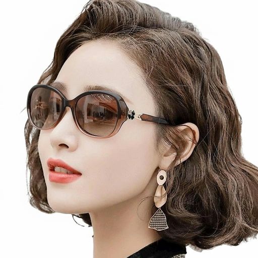 【ご購入前の重要な確認事項】 いつもご利用いただき、誠にありがとうございます。 いつも【vicsystore楽天市場店】をご利用いただき、誠にありがとうございます。 最近、商品の入数・数量・サイズなどのご注文内容に関する間違いが増えております。 お手数ではございますが、ご購入手続きの際には、入数・数量・サイズを今一度ご確認いただけますようお願いいたします。 ご注文から 30分以上経過した場合、入数・数量・サイズ等の間違いによるキャンセルはお受けできません。 ご不明な点がある場合は、必ずご注文前にお問い合わせください。 🚚 ご注文に関するご案内 最短でのお届けをご希望の方へ 日時指定をされない場合、最短での発送手配が可能です。お急ぎの場合は日時指定なしでのご注文をおすすめいたします。 営業所留めについて 営業所留めには対応しておりません。 誤った郵便番号や住所でご注文された場合、発送時に発生した費用や損失はお客様のご負担となりますのでご注意ください。 お支払い方法について コンビニ払い・銀行振込などの前払いの場合は、ご入金確認後に在庫を確保いたします。 そのため、ご入金のタイミングによっては欠品となる場合がございます。 ギフト対応について 誠に申し訳ございませんが、のし・ラッピング・メッセージカード等のギフト対応は行っておりません。 ご購入数量の上限について 当店ではすべての商品に購入上限を設けております。 上限を超える数量をご希望の場合は、ご購入前に必ずお問い合わせください。 キャンセルについて ご注文から 30分を過ぎた場合、お客様都合によるキャンセルはお受けできません。 内容に不安がある場合は、ご注文前に必ずお問い合わせください。 【UV400保護】高度なUV400保護機能を備えており、有害な紫外線を99%ブロックし、目の健康を保護し、晴れでも曇りでも包括的な保護を提供します。 【TAC偏光レンズ】高性能TAC偏光レンズを搭載しており、眩しさを軽減しながら視覚の鮮明さを向上させ、さまざまな照明条件に完璧に対応し、視界をより明るく快適にします。 【さまざまなシーンに最適】毎日の運転、旅行の冒険、パーティーなど、このサングラスは完璧にマッチし、さまざまな環境のニーズを満たしながらファッション感を加えます。 【日本人の顔型にフィット】日本人の顔型に合わせて特別に設計された楕円形のフレームは、完璧なフィット感を保証し、快適な着用体験をもたらし、あなたのユニークなスタイルを示します。 【ギフトに最適】ユニークで個性的なデザインと実用的な機能により、友人や家族への贈り物に最適で、あなたの気遣いとセンスを感じることができます。ご注意:個体差や生産ロットの違いにより、お届けする商品は画像と若干の色の違いが生じる場合がございます。ご理解とご協力のほどよろしくお願い申し上げます。ご質問等ございましたら、お気軽にお問い合わせください。