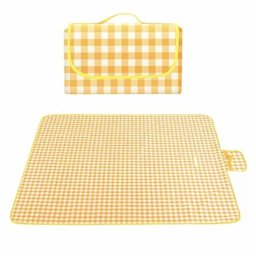 【ご購入前の重要な確認事項】 いつもご利用いただき、誠にありがとうございます。 いつも【vicsystore楽天市場店】をご利用いただき、誠にありがとうございます。 最近、商品の入数・数量・サイズなどのご注文内容に関する間違いが増えております。 お手数ではございますが、ご購入手続きの際には、入数・数量・サイズを今一度ご確認いただけますようお願いいたします。 ご注文から 30分以上経過した場合、入数・数量・サイズ等の間違いによるキャンセルはお受けできません。 ご不明な点がある場合は、必ずご注文前にお問い合わせください。 🚚 ご注文に関するご案内 最短でのお届けをご希望の方へ 日時指定をされない場合、最短での発送手配が可能です。お急ぎの場合は日時指定なしでのご注文をおすすめいたします。 営業所留めについて 営業所留めには対応しておりません。 誤った郵便番号や住所でご注文された場合、発送時に発生した費用や損失はお客様のご負担となりますのでご注意ください。 お支払い方法について コンビニ払い・銀行振込などの前払いの場合は、ご入金確認後に在庫を確保いたします。 そのため、ご入金のタイミングによっては欠品となる場合がございます。 ギフト対応について 誠に申し訳ございませんが、のし・ラッピング・メッセージカード等のギフト対応は行っておりません。 ご購入数量の上限について 当店ではすべての商品に購入上限を設けております。 上限を超える数量をご希望の場合は、ご購入前に必ずお問い合わせください。 キャンセルについて ご注文から 30分を過ぎた場合、お客様都合によるキャンセルはお受けできません。 内容に不安がある場合は、ご注文前に必ずお問い合わせください。 大判サイズ150x200cmで4~6人用に最適:本品は150x200cmの広々サイズで、大人4~6人がゆったり座れるスペースを確保します。チェック柄のオシャレなデザインがピクニックやお花見の雰囲気を盛り上げ、SNS映えも抜群です。家族や友人グループでのアウトドア活動にぴったりな大きさです。 高密度防水・防湿加工で快適使用:特殊ポリエステル素材に防水コーティングを施しており、地面の湿気を完全に遮断します。朝露や少しの雨でも中まで浸水せず、衣服が濡れる心配がありません。防虫効果もあり、アウトドアシーンで活躍します。 コンパクト折りたたみで収納・携帯に便利:使用後は簡単に折りたたんでコンパクトに収納可能。専用収納袋に入れて持ち運べるので、キャンプや遠足に気軽に持っていけます。収納時サイズは約25x15cmと超スリムで、バッグの隙間にも収納できます。 多機能使用で年間を通じて活躍:運動会・遠足・お花見はもちろん、防災グッズとしても活用可能。キャンプではテント内のマットとして、海ではビーチシートとしても使えます。洗濯機で丸洗い可能なので、いつでも清潔に保てます。