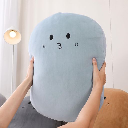 【ご購入前の重要な確認事項】 いつもご利用いただき、誠にありがとうございます。 いつも【vicsystore楽天市場店】をご利用いただき、誠にありがとうございます。 最近、商品の入数・数量・サイズなどのご注文内容に関する間違いが増えております。 お手数ではございますが、ご購入手続きの際には、入数・数量・サイズを今一度ご確認いただけますようお願いいたします。 ご注文から 30分以上経過した場合、入数・数量・サイズ等の間違いによるキャンセルはお受けできません。 ご不明な点がある場合は、必ずご注文前にお問い合わせください。 🚚 ご注文に関するご案内 最短でのお届けをご希望の方へ 日時指定をされない場合、最短での発送手配が可能です。お急ぎの場合は日時指定なしでのご注文をおすすめいたします。 営業所留めについて 営業所留めには対応しておりません。 誤った郵便番号や住所でご注文された場合、発送時に発生した費用や損失はお客様のご負担となりますのでご注意ください。 お支払い方法について コンビニ払い・銀行振込などの前払いの場合は、ご入金確認後に在庫を確保いたします。 そのため、ご入金のタイミングによっては欠品となる場合がございます。 ギフト対応について 誠に申し訳ございませんが、のし・ラッピング・メッセージカード等のギフト対応は行っておりません。 ご購入数量の上限について 当店ではすべての商品に購入上限を設けております。 上限を超える数量をご希望の場合は、ご購入前に必ずお問い合わせください。 キャンセルについて ご注文から 30分を過ぎた場合、お客様都合によるキャンセルはお受けできません。 内容に不安がある場合は、ご注文前に必ずお問い合わせください。 【サイズ】約55x40cm。とても可愛いぬいぐるみ、ふわふわな手触りで、一目見るとぎゅーと抱きしめたい抱き枕・抱きクッションです! 【素材】 側地:ポリエステル95% ポリウレタン5% 中綿:ポリエステル100% 。手洗いをお勧めしますが、丸洗いでもOKです!使いやすいだけでなく、いつでも洗濯も可能で、常に清潔を保つことができます。(洗濯ネット使用;ソフトモードを設定) ポリウレタンを配合したもっちり生地にて作った抱き枕・もちもちクッションです。 滑らかなカバーに柔らかいマイクロ綿をたっぷり詰め込み、一度抱きしめたら放さなくなる抱き枕、ずっと触れていたくなる癒しのクッションです。 色々な使い方のある多用途クッションです。寝枕にしても、抱き枕にしても、腰当てクッションに しても、上に座っても、寄りかかっても、肘あてにし てもOKです。お気分に合わせて、気楽に使うことができます。 落ち着いた色合い、カラーも豊富なので、お部屋のお好みによってお選びいただけます。フワフワの手触りが気持ちいい、とってもかわいいクッション兼抱き枕です。