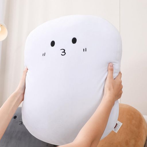 【ご購入前の重要な確認事項】 いつもご利用いただき、誠にありがとうございます。 いつも【vicsystore楽天市場店】をご利用いただき、誠にありがとうございます。 最近、商品の入数・数量・サイズなどのご注文内容に関する間違いが増えております。 お手数ではございますが、ご購入手続きの際には、入数・数量・サイズを今一度ご確認いただけますようお願いいたします。 ご注文から 30分以上経過した場合、入数・数量・サイズ等の間違いによるキャンセルはお受けできません。 ご不明な点がある場合は、必ずご注文前にお問い合わせください。 🚚 ご注文に関するご案内 最短でのお届けをご希望の方へ 日時指定をされない場合、最短での発送手配が可能です。お急ぎの場合は日時指定なしでのご注文をおすすめいたします。 営業所留めについて 営業所留めには対応しておりません。 誤った郵便番号や住所でご注文された場合、発送時に発生した費用や損失はお客様のご負担となりますのでご注意ください。 お支払い方法について コンビニ払い・銀行振込などの前払いの場合は、ご入金確認後に在庫を確保いたします。 そのため、ご入金のタイミングによっては欠品となる場合がございます。 ギフト対応について 誠に申し訳ございませんが、のし・ラッピング・メッセージカード等のギフト対応は行っておりません。 ご購入数量の上限について 当店ではすべての商品に購入上限を設けております。 上限を超える数量をご希望の場合は、ご購入前に必ずお問い合わせください。 キャンセルについて ご注文から 30分を過ぎた場合、お客様都合によるキャンセルはお受けできません。 内容に不安がある場合は、ご注文前に必ずお問い合わせください。 サイズ】約55x40cm。とても可愛いぬいぐるみ、ふわふわな手触りで、一目見るとぎゅーと抱きしめたい抱き枕・抱きクッションです! 【素材】 側地:ポリエステル95% ポリウレタン5% 中綿:ポリエステル100% 。手洗いをお勧めしますが、丸洗いでもOKです!使いやすいだけでなく、いつでも洗濯も可能で、常に清潔を保つことができます。(洗濯ネット使用;ソフトモードを設定) ポリウレタンを配合したもっちり生地にて作った抱き枕・もちもちクッションです。 滑らかなカバーに柔らかいマイクロ綿をたっぷり詰め込み、一度抱きしめたら放さなくなる抱き枕、ずっと触れていたくなる癒しのクッションです。 色々な使い方のある多用途クッションです。寝枕にしても、抱き枕にしても、腰当てクッションに しても、上に座っても、寄りかかっても、肘あてにし てもOKです。お気分に合わせて、気楽に使うことができます。 落ち着いた色合い、カラーも豊富なので、お部屋のお好みによってお選びいただけます。フワフワの手触りが気持ちいい、とってもかわいいクッション兼抱き枕です。
