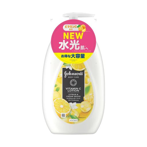 【ご購入前の重要な確認事項】 いつもご利用いただき、誠にありがとうございます。 いつも【vicsystore楽天市場店】をご利用いただき、誠にありがとうございます。 最近、商品の入数・数量・サイズなどのご注文内容に関する間違いが増えております。 お手数ではございますが、ご購入手続きの際には、入数・数量・サイズを今一度ご確認いただけますようお願いいたします。 ご注文から 30分以上経過した場合、入数・数量・サイズ等の間違いによるキャンセルはお受けできません。 ご不明な点がある場合は、必ずご注文前にお問い合わせください。 🚚 ご注文に関するご案内 最短でのお届けをご希望の方へ 日時指定をされない場合、最短での発送手配が可能です。お急ぎの場合は日時指定なしでのご注文をおすすめいたします。 営業所留めについて 営業所留めには対応しておりません。 誤った郵便番号や住所でご注文された場合、発送時に発生した費用や損失はお客様のご負担となりますのでご注意ください。 お支払い方法について コンビニ払い・銀行振込などの前払いの場合は、ご入金確認後に在庫を確保いたします。 そのため、ご入金のタイミングによっては欠品となる場合がございます。 ギフト対応について 誠に申し訳ございませんが、のし・ラッピング・メッセージカード等のギフト対応は行っておりません。 ご購入数量の上限について 当店ではすべての商品に購入上限を設けております。 上限を超える数量をご希望の場合は、ご購入前に必ずお問い合わせください。 キャンセルについて ご注文から 30分を過ぎた場合、お客様都合によるキャンセルはお受けできません。 内容に不安がある場合は、ご注文前に必ずお問い合わせください。 角質ケア モイスチャライジング 【ビタミンC配合のボディミルク】美容成分ビタミンC(アスコルビルグルコシド)を贅沢に配合。保湿に加え、つややかでみずみずしい肌印象(うるおいによる水光肌)へ導くボディケアミルクです。 【角質ケア+保湿の1本2役】肌を柔らかくする角質ケア成分ピーチエキス(モモ果実エキス)配合で、やさしく角質ケアをしながら保湿。これ1本で角質ケア・浸透・保湿のステップが叶います。 【シトラスとシダーウッドの香り】甘すぎないさわやかなシトラスに、ウッディなシダーウッドを合わせた上品な香り。既存の甘い香りが苦手な方や、男女問わず使いたい方にもおすすめです。 【べたつかない軽い使用感】みずみずしく軽いテクスチャーで伸びがよく、塗布後はべたつきにくい仕上がり。お風呂上がりにすぐなじみ、紫外線による乾燥が気になる肌のケアにも。 【大容量500ml・ポンプ式】全身に毎日たっぷり使える大容量。片手でプッシュできるポンプボトルでお風呂上がりにすぐ使え、ノズルロック付きで液だれを防ぎます。 【全身の保湿・ビタミンケアに】腕・脚・全身に使えるボディミルク/ボディローション。
