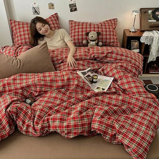 【ご購入前の重要な確認事項】 いつもご利用いただき、誠にありがとうございます。 いつも【vicsystore楽天市場店】をご利用いただき、誠にありがとうございます。 最近、商品の入数・数量・サイズなどのご注文内容に関する間違いが増えております。 お手数ではございますが、ご購入手続きの際には、入数・数量・サイズを今一度ご確認いただけますようお願いいたします。 ご注文から 30分以上経過した場合、入数・数量・サイズ等の間違いによるキャンセルはお受けできません。 ご不明な点がある場合は、必ずご注文前にお問い合わせください。 🚚 ご注文に関するご案内 最短でのお届けをご希望の方へ 日時指定をされない場合、最短での発送手配が可能です。お急ぎの場合は日時指定なしでのご注文をおすすめいたします。 営業所留めについて 営業所留めには対応しておりません。 誤った郵便番号や住所でご注文された場合、発送時に発生した費用や損失はお客様のご負担となりますのでご注意ください。 お支払い方法について コンビニ払い・銀行振込などの前払いの場合は、ご入金確認後に在庫を確保いたします。 そのため、ご入金のタイミングによっては欠品となる場合がございます。 ギフト対応について 誠に申し訳ございませんが、のし・ラッピング・メッセージカード等のギフト対応は行っておりません。 ご購入数量の上限について 当店ではすべての商品に購入上限を設けております。 上限を超える数量をご希望の場合は、ご購入前に必ずお問い合わせください。 キャンセルについて ご注文から 30分を過ぎた場合、お客様都合によるキャンセルはお受けできません。 内容に不安がある場合は、ご注文前に必ずお問い合わせください。 【肌触りの良さと快適性】こちらの布団カバーセットは、ポリエステル素材を採用しています。洗いを重ねるごとに素材がより柔らかくなり、肌に触れる感触が驚くほどなめらかで優しいです。心地よい眠りをサポートする通気性に優れ、一年中快適にお使いいただけます。朝目覚めたとき、この極上の肌触りに、思わず顔をうずめたくなる幸福をぜひ体験してください。 【インテリアの主役に。レトロでおしゃれなチェック柄】 クラシックで飽きのこないレトロチェック柄は、ベッドルーム全体の雰囲気をぐっと引き立てます。シンプルな部屋にもアクセントとしてよく映え、画像のようにお気に入りの小物や家具と合わせれば、こだわりあるおしゃれな空間が完成します。 【.季節を問わず快適。ポリエステルの心地良さを一年中】 ポリエステルが持つ適度な通気性と保温性で、春夏はサラッと爽やか、秋冬はほどよい温もりを保ちます。画像の温かい照明や毛布と合わせれば冬もぽかぽか、季節に合わせた寝具と組み合わせて一年中快適にお使いいただけます。 【使い勝手の良さ】面倒なシーツのずれやめくれにサヨナラできる、便利な「ボックスシーツタイプ」です。