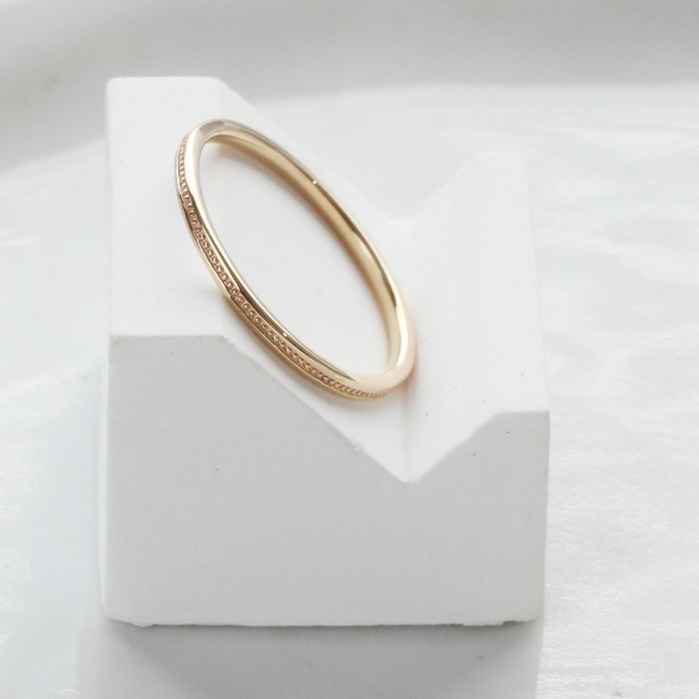 vie jewelryの【ミルグレインデザイン】プロポーズリング K10 K18 イエローゴールド【名入れ刻印無料】【サイズ交換無料】【0号から30号まで対応】 エンゲージリング ご褒美リング【箱パカボックスプレゼント】結婚記念日 誕生日 クリスマス サプライズ プレゼント Emsemble PK8031D｜アングル2